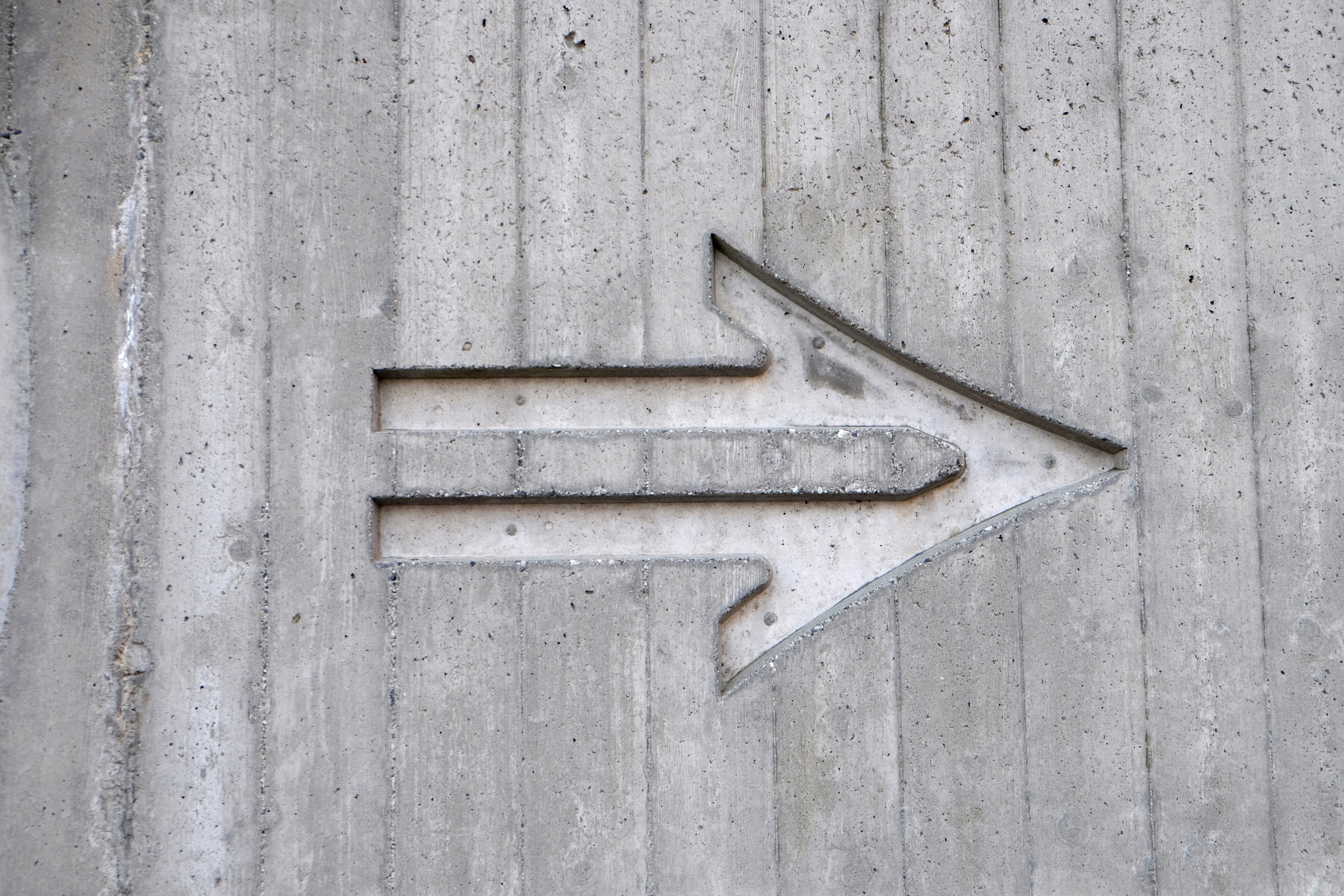 an arrow etched in a concrete wall, concrete arrow 4k, HD Wallpaper