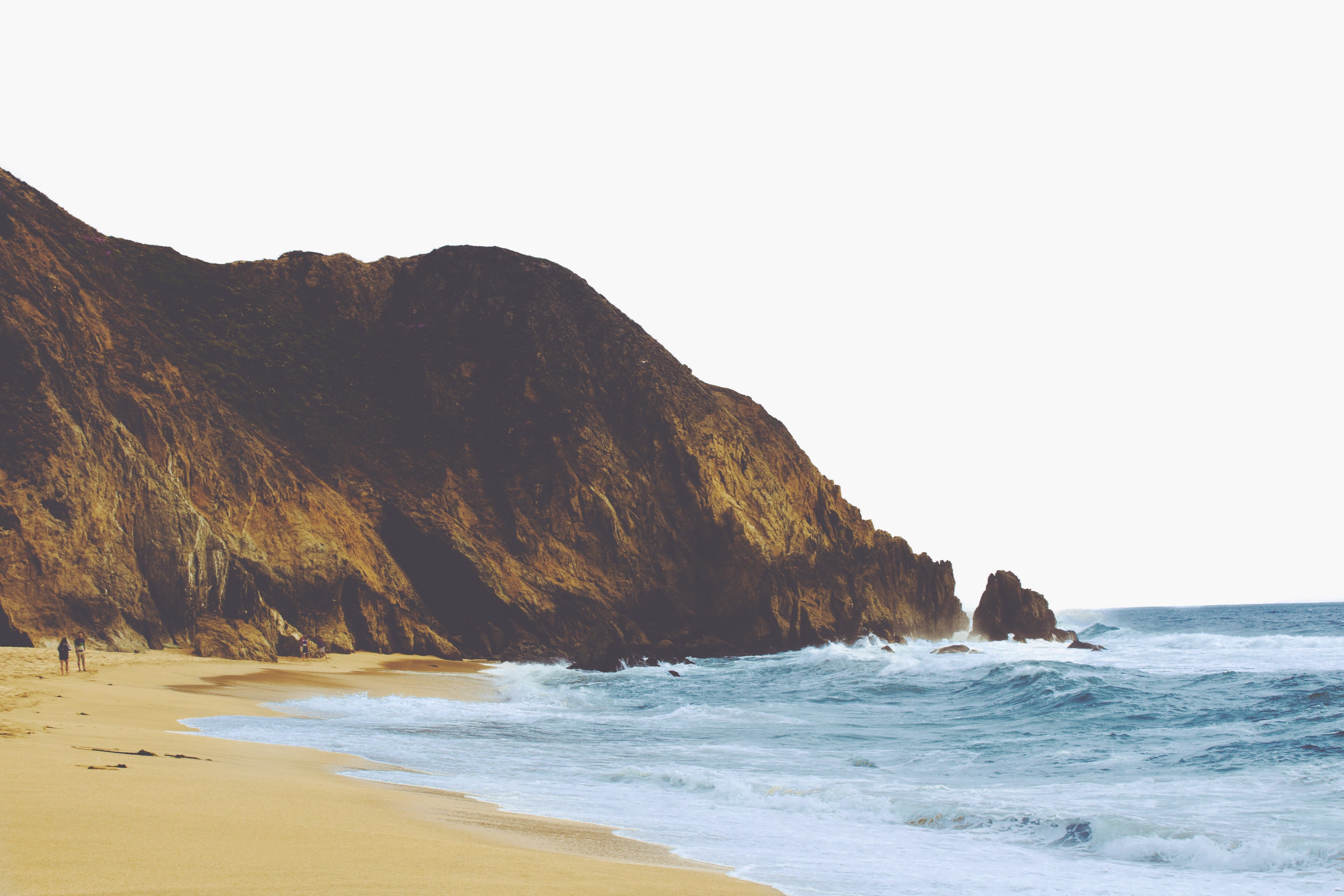 rock cliff by the sand beach at gray whale cove state beach, crashing waves 4k, HD Wallpaper