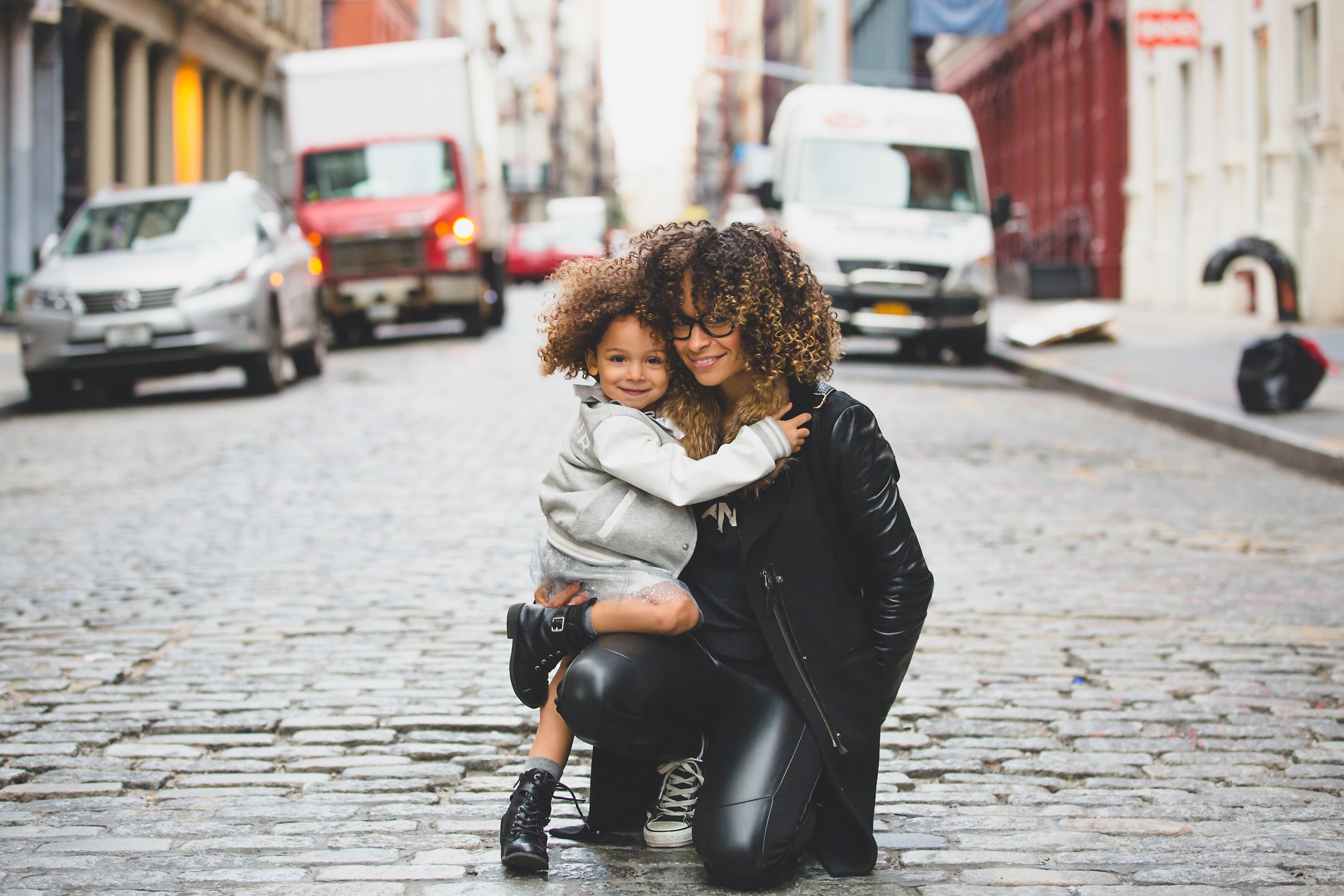 child smile parent and mom 4k, HD Wallpaper