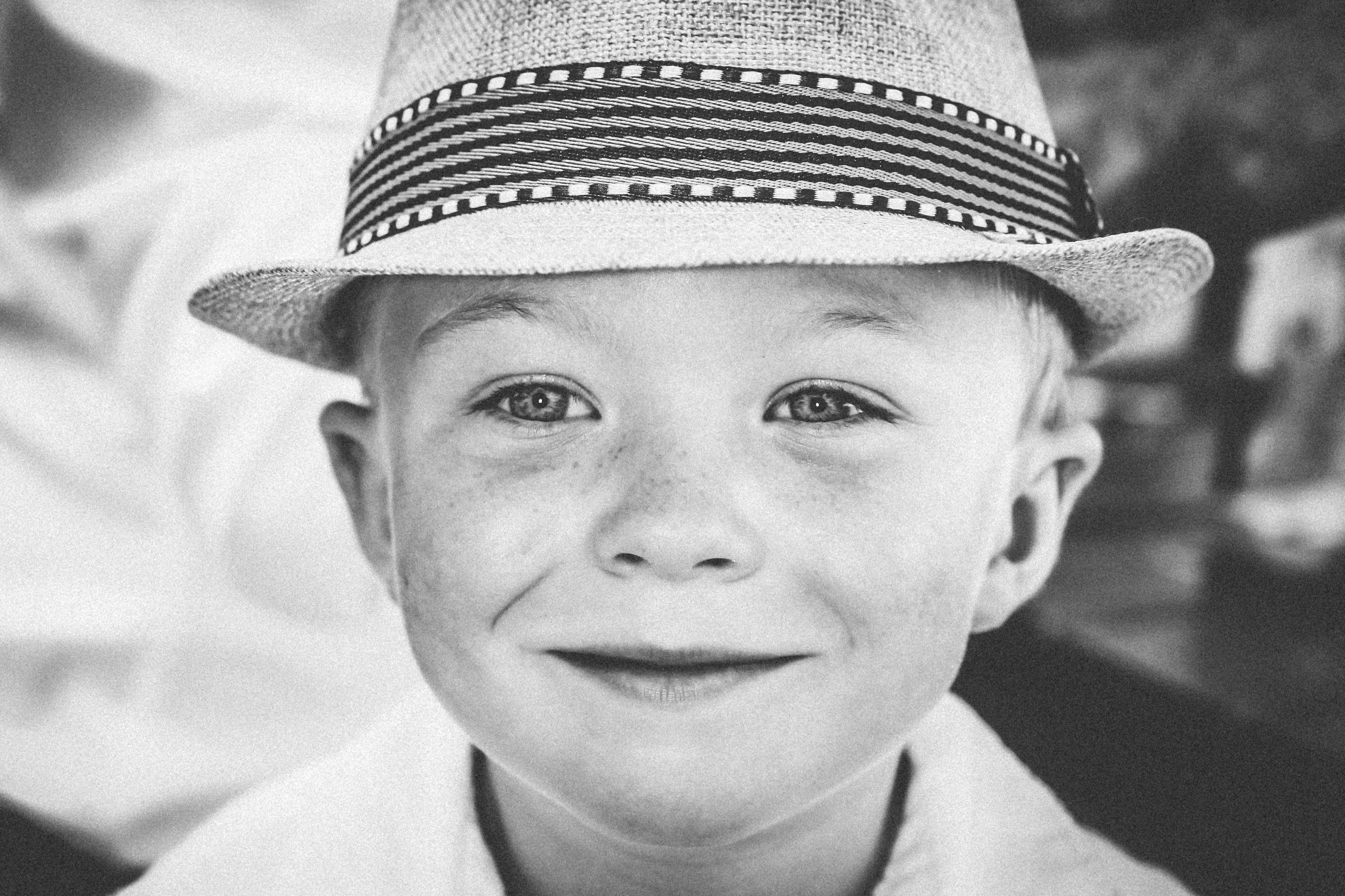 a little boy wearing a fedora and smiling in skiathos port, monochrome boy in straw hat 4k, HD Wallpaper