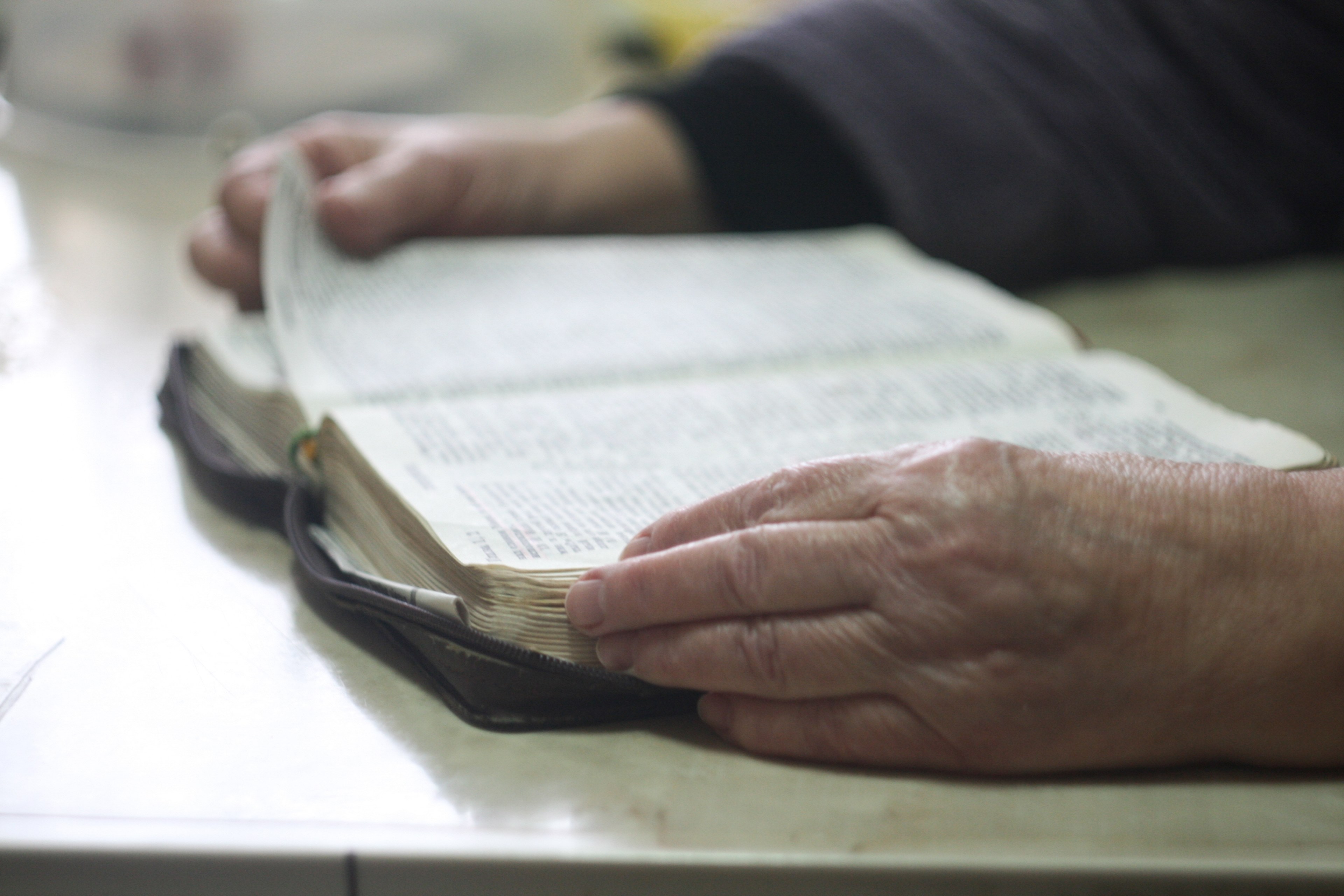 a person turning the page of an open book, _man reading through book 4k, HD Wallpaper