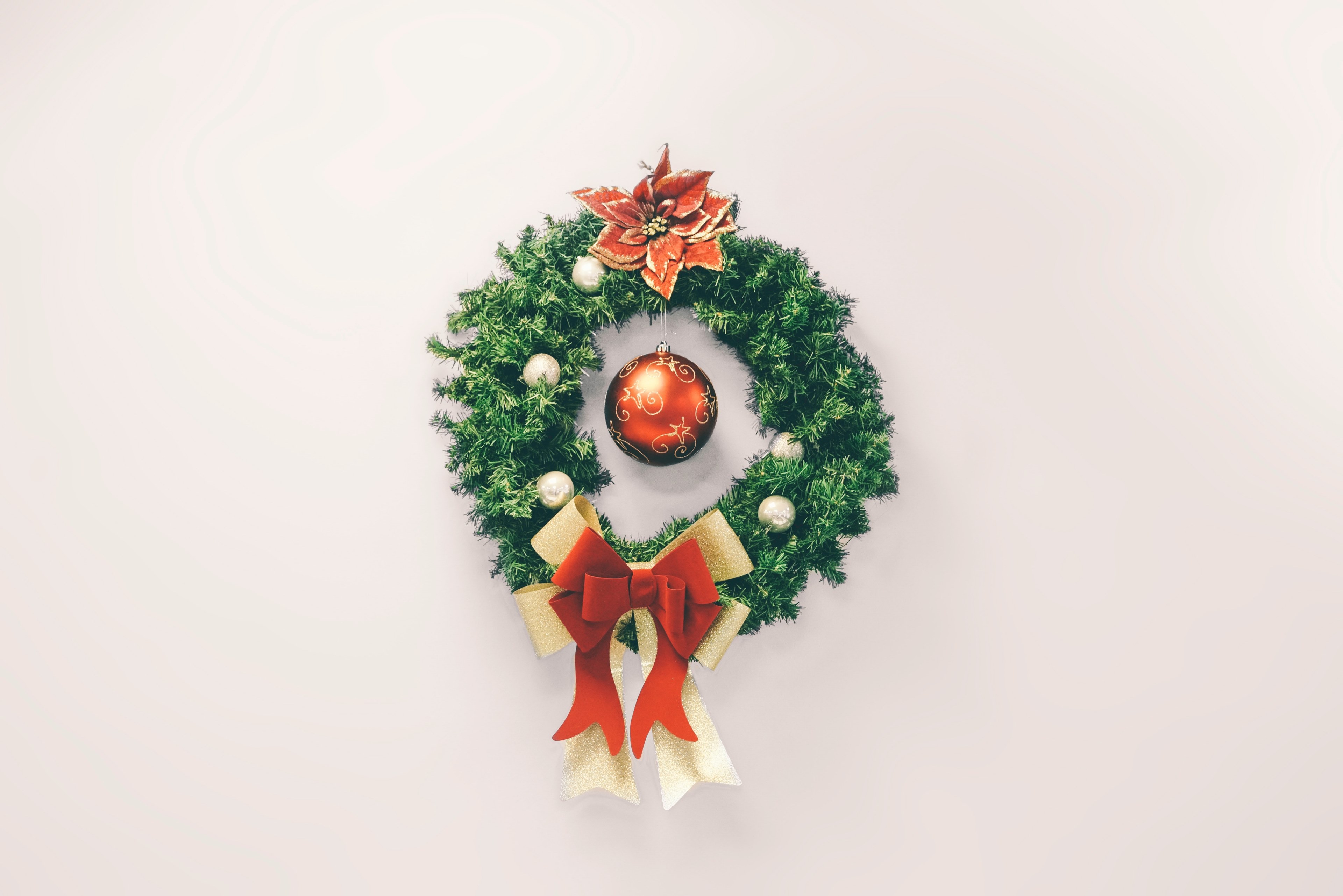 wreath at salvation army of east harlem_ 4k, HD Wallpaper