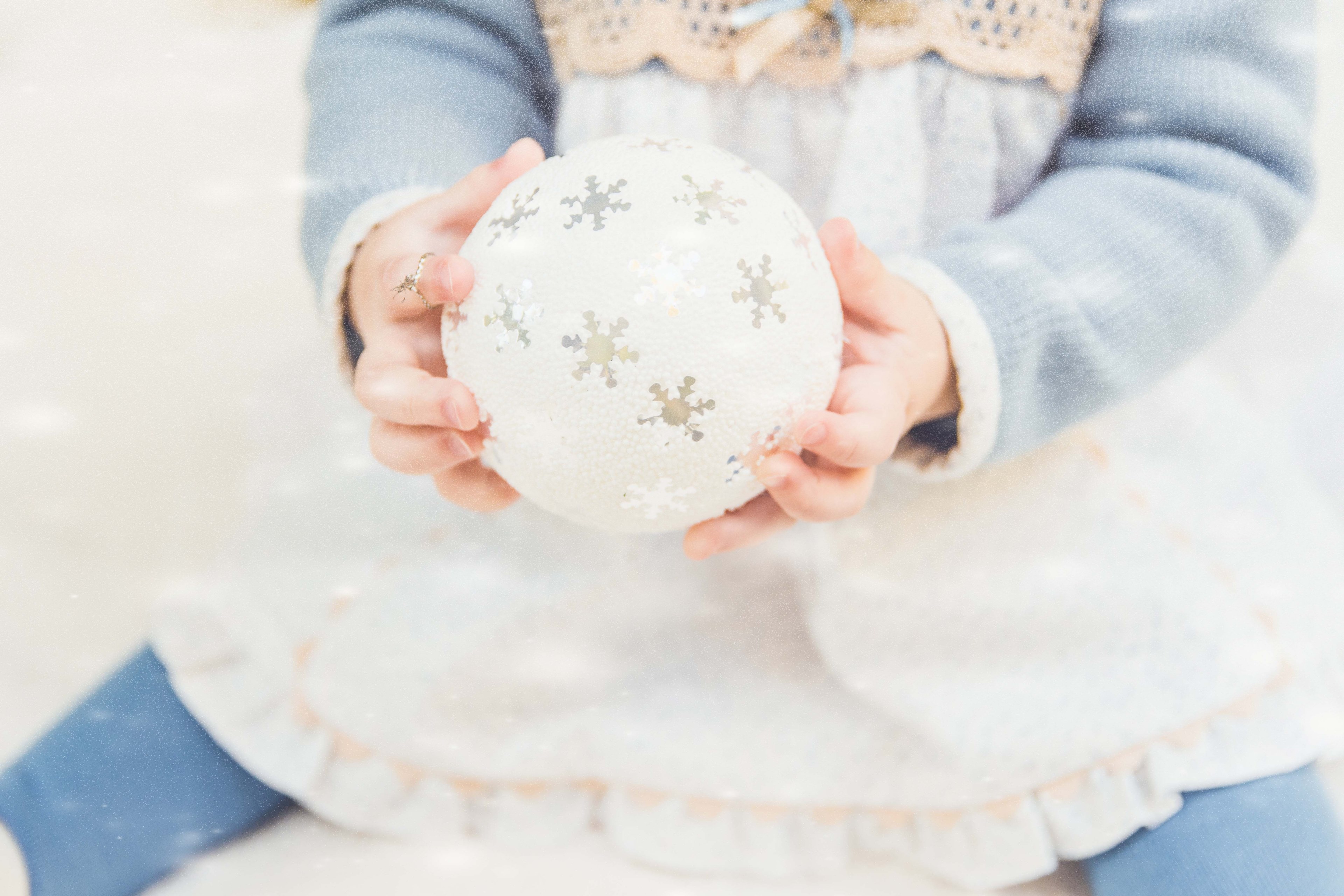 young child holding a white christmas ornament decorated with silver snowflakes, my firts xmas 4k, HD Wallpaper