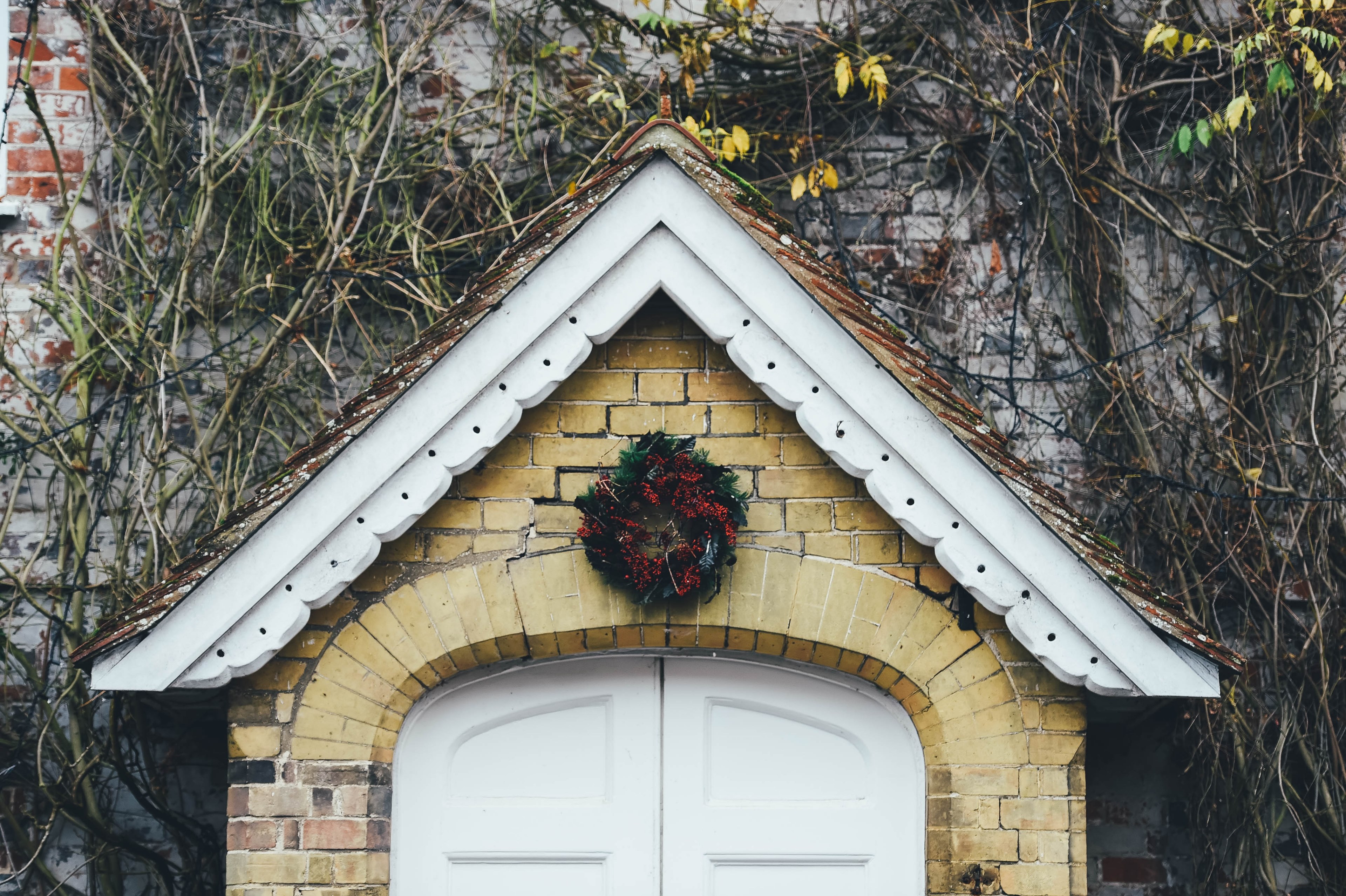 festive doorway holly and wreath 4k, HD Wallpaper