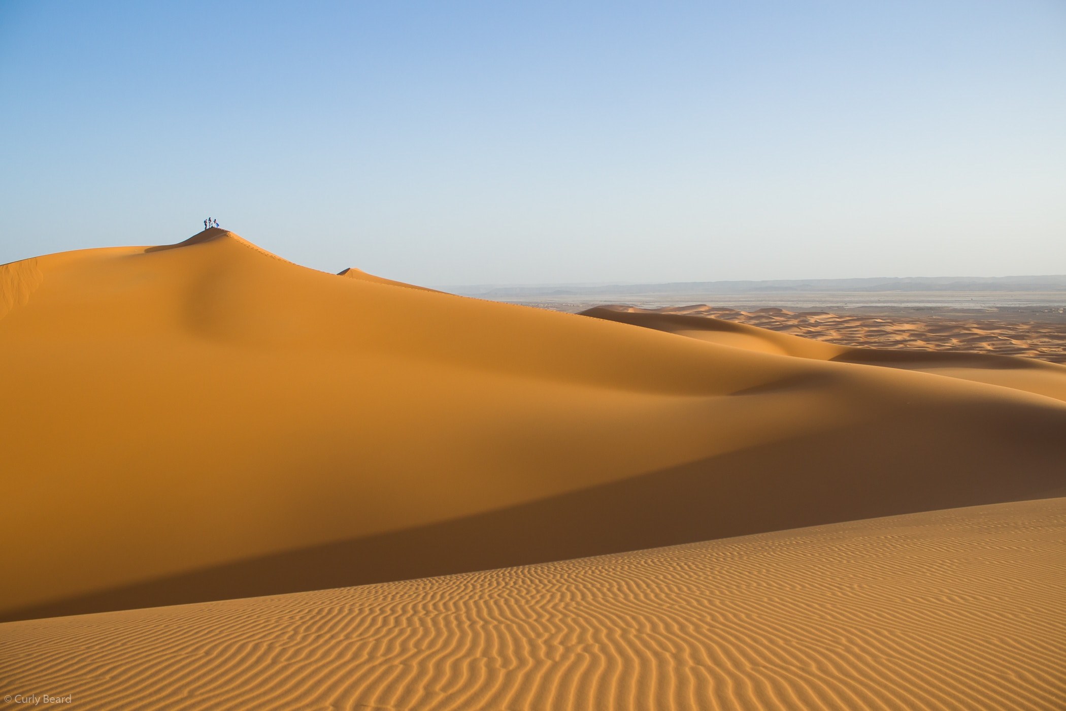 hikers walk along sand ridges in the desert of erg chebbi, extreme desert hikes 4k, HD Wallpaper