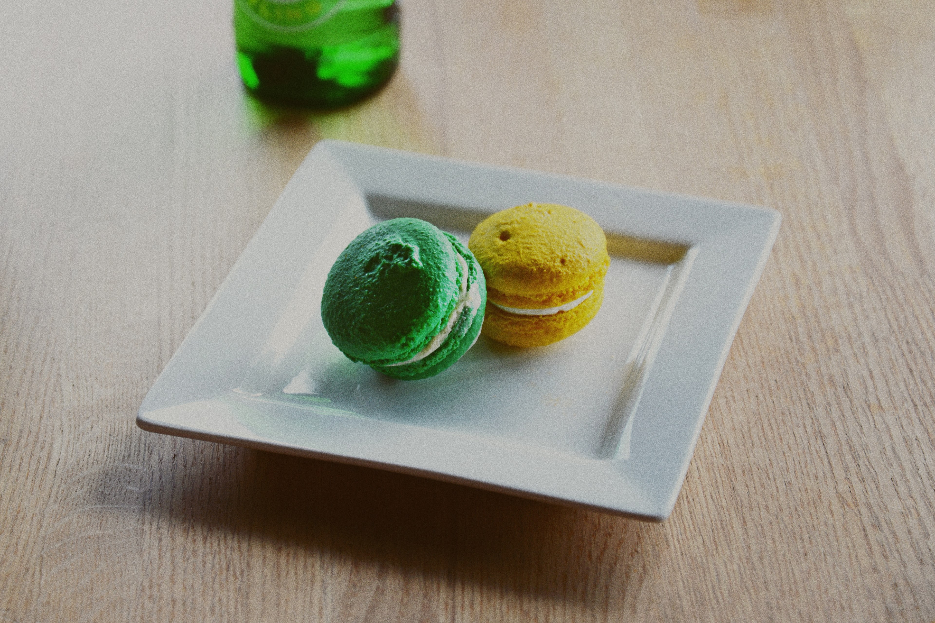yellow and green french macarons on a square plate, colorful macarons 4k, HD Wallpaper