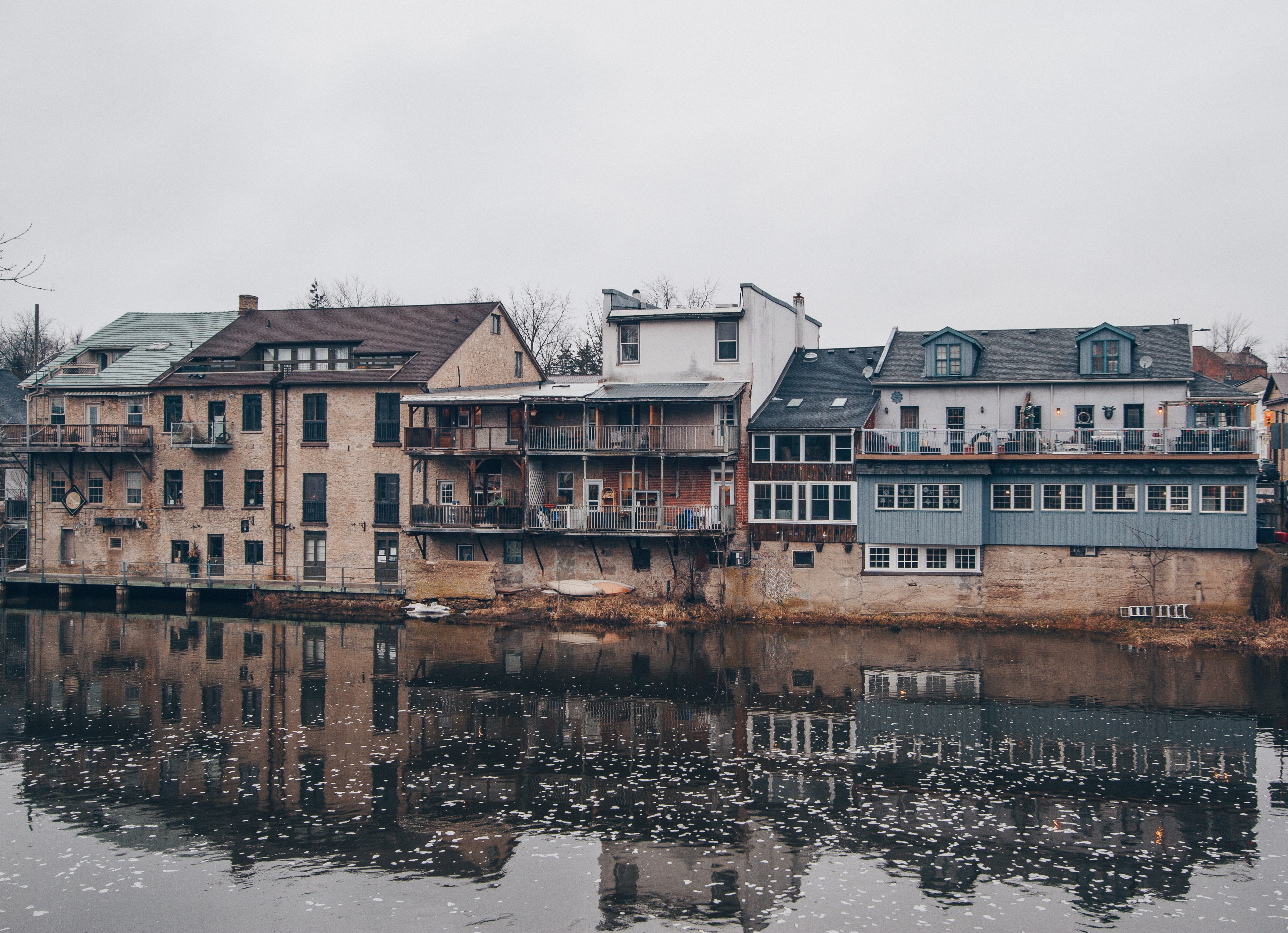 run down houses reflecting in the water on the edge of a canal, houses on a canal 4k, HD Wallpaper