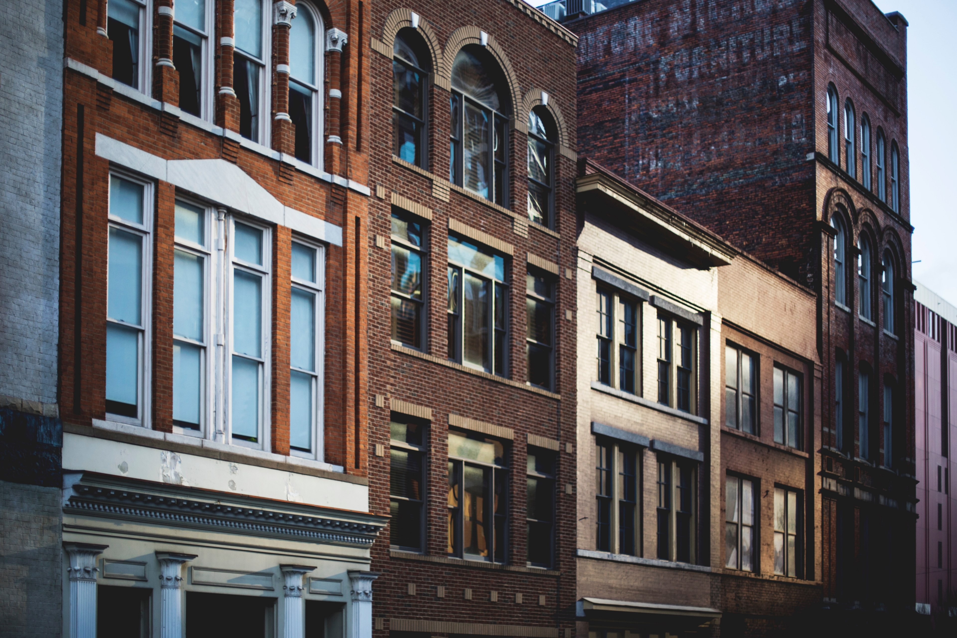a row of old brick buildings in nashville, _brick buildings nashville 4k, HD Wallpaper