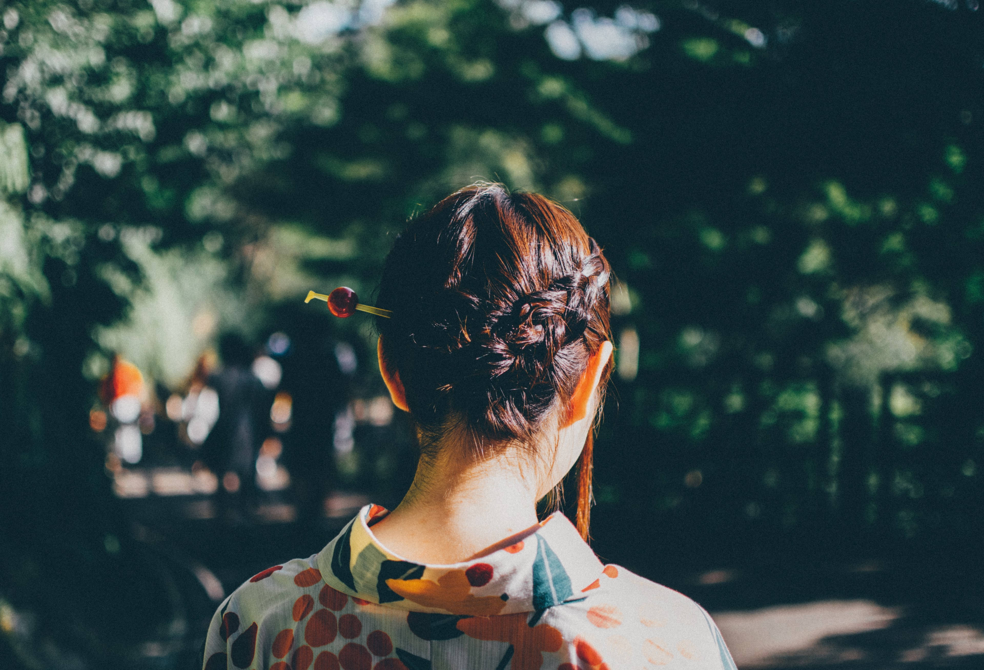 standing behind a woman with fashionable braided hair in the park, woman with braid 4k, HD Wallpaper
