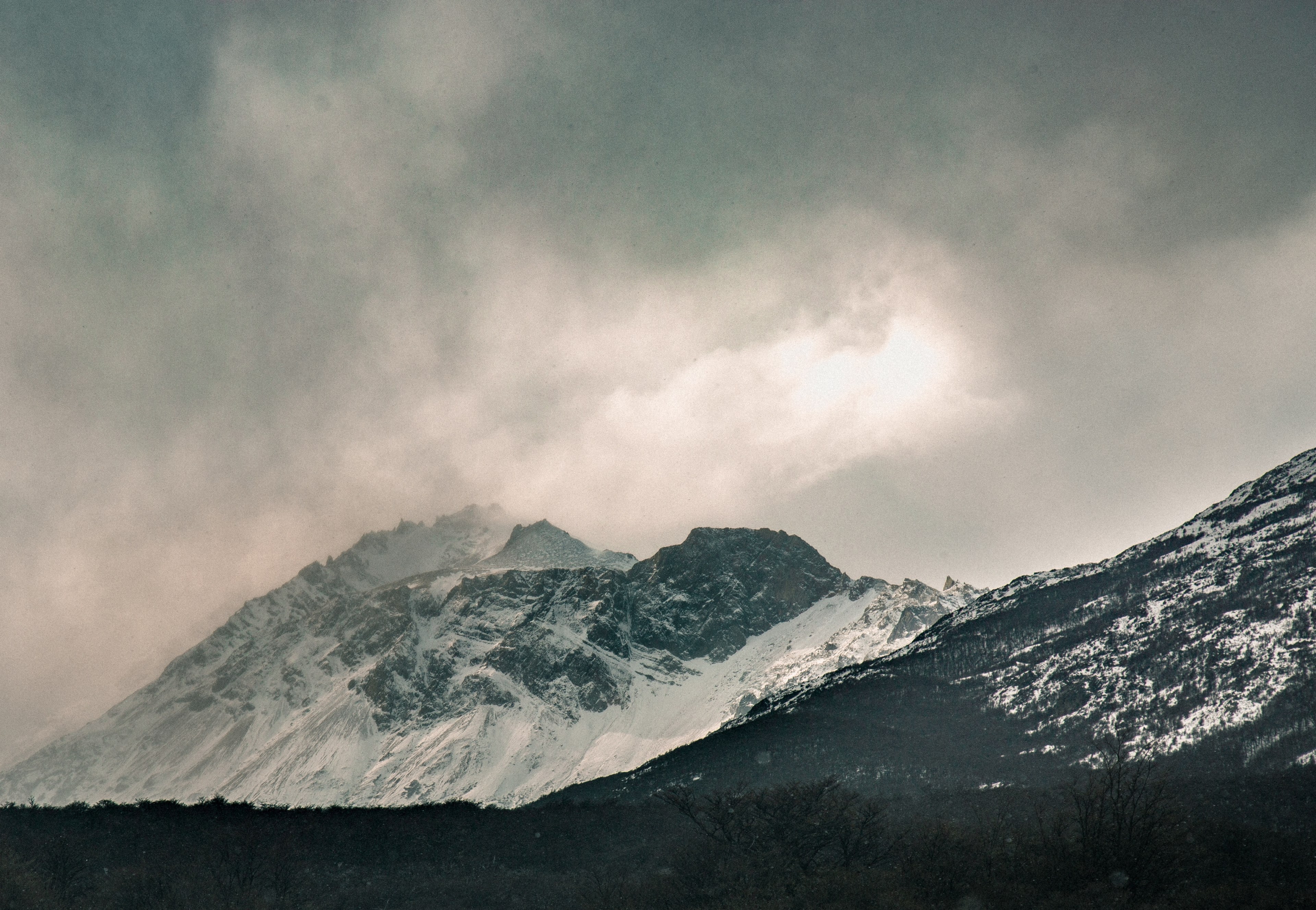 a lofty snow covered mountain in patagonia under heavy clouds, free with the wind 4k, HD Wallpaper