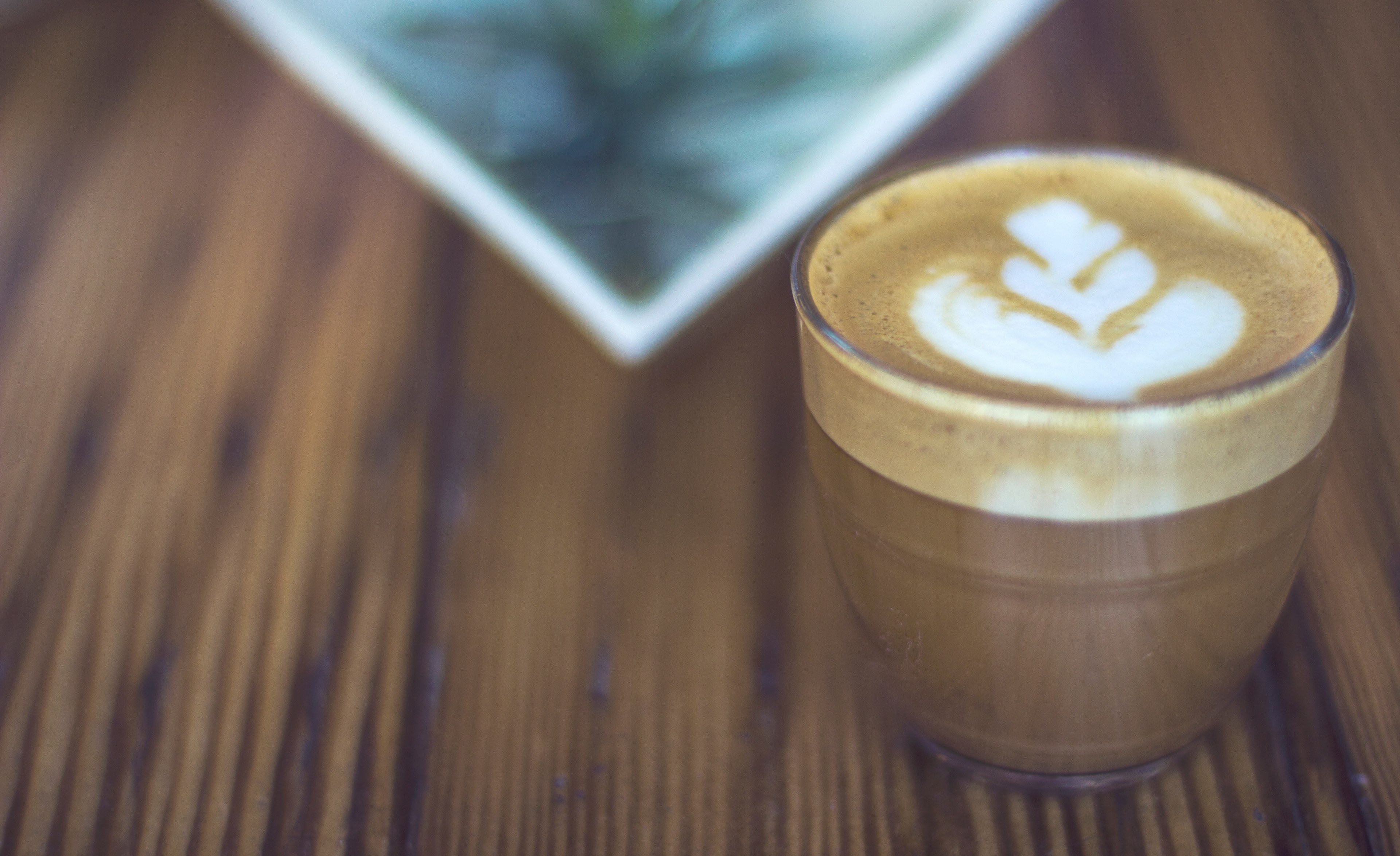 a cup of coffee with latte art in a glass on a wooden table in cincinnati, latte in glass in cincinnati 4k, HD Wallpaper