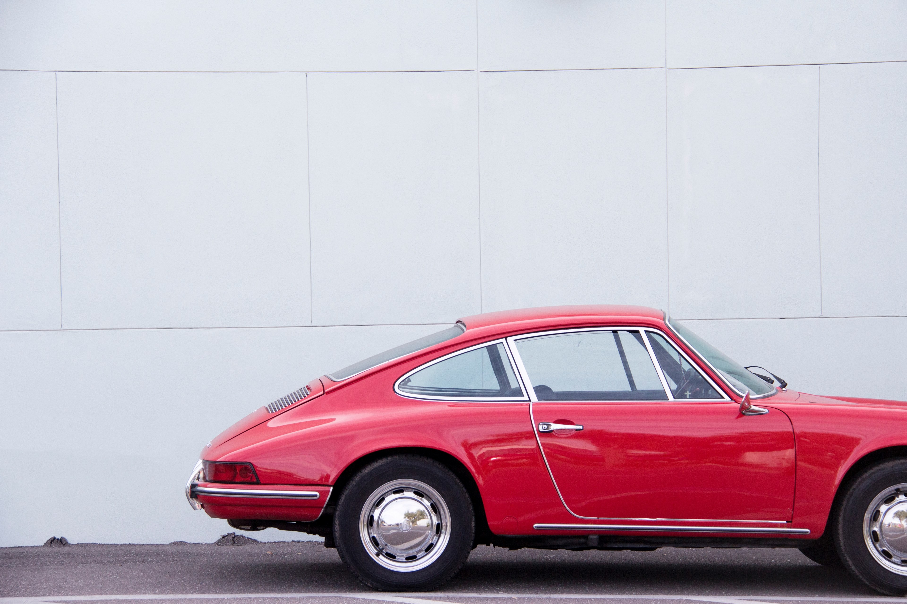 vintage red sports car parked in front of white wall, vintage red sports car 4k, HD Wallpaper