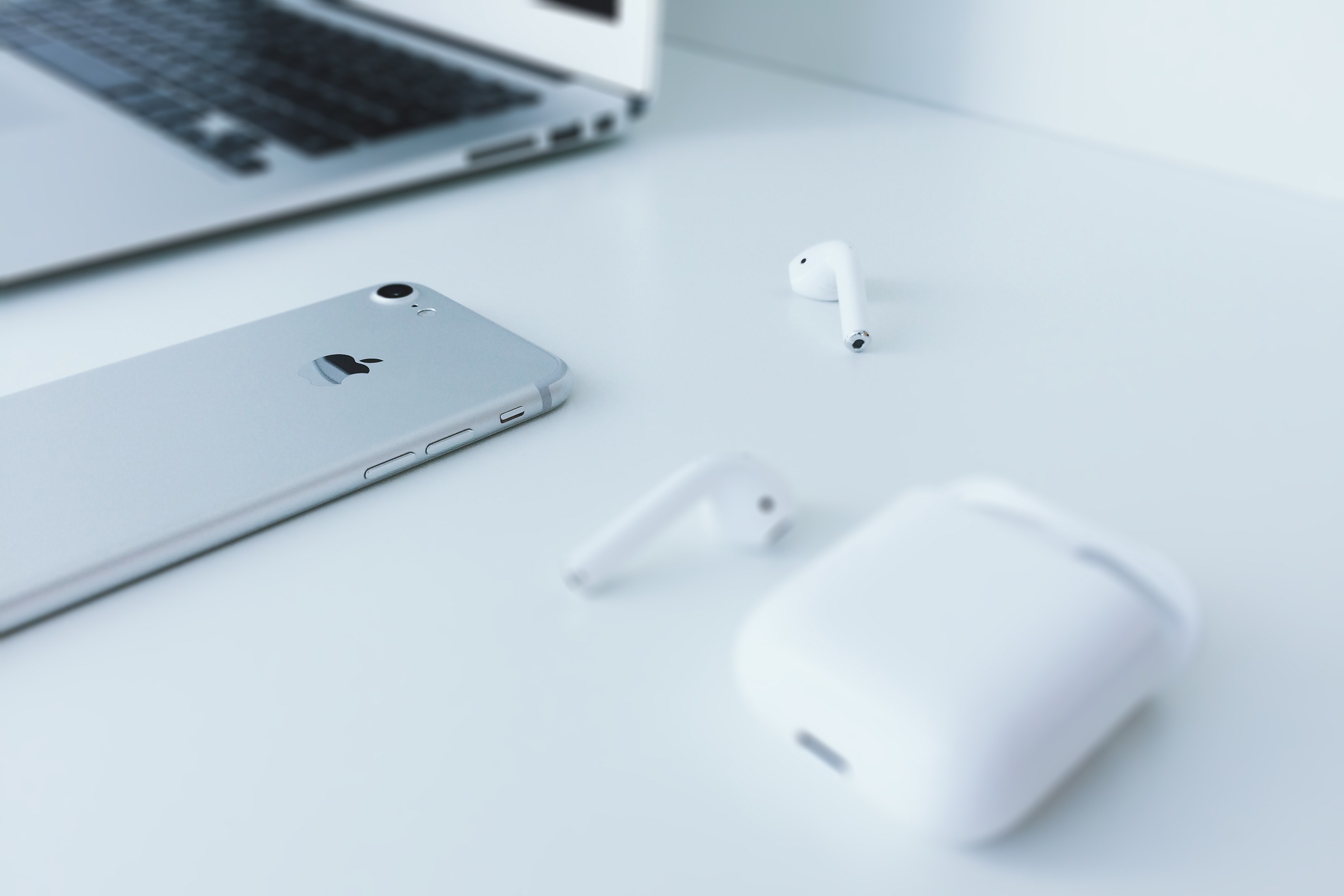 a macbook computer apple wireless earbuds and an iphone cellphone in essen nadrenia pnocna westfalia niemcy, desk 4k, HD Wallpaper