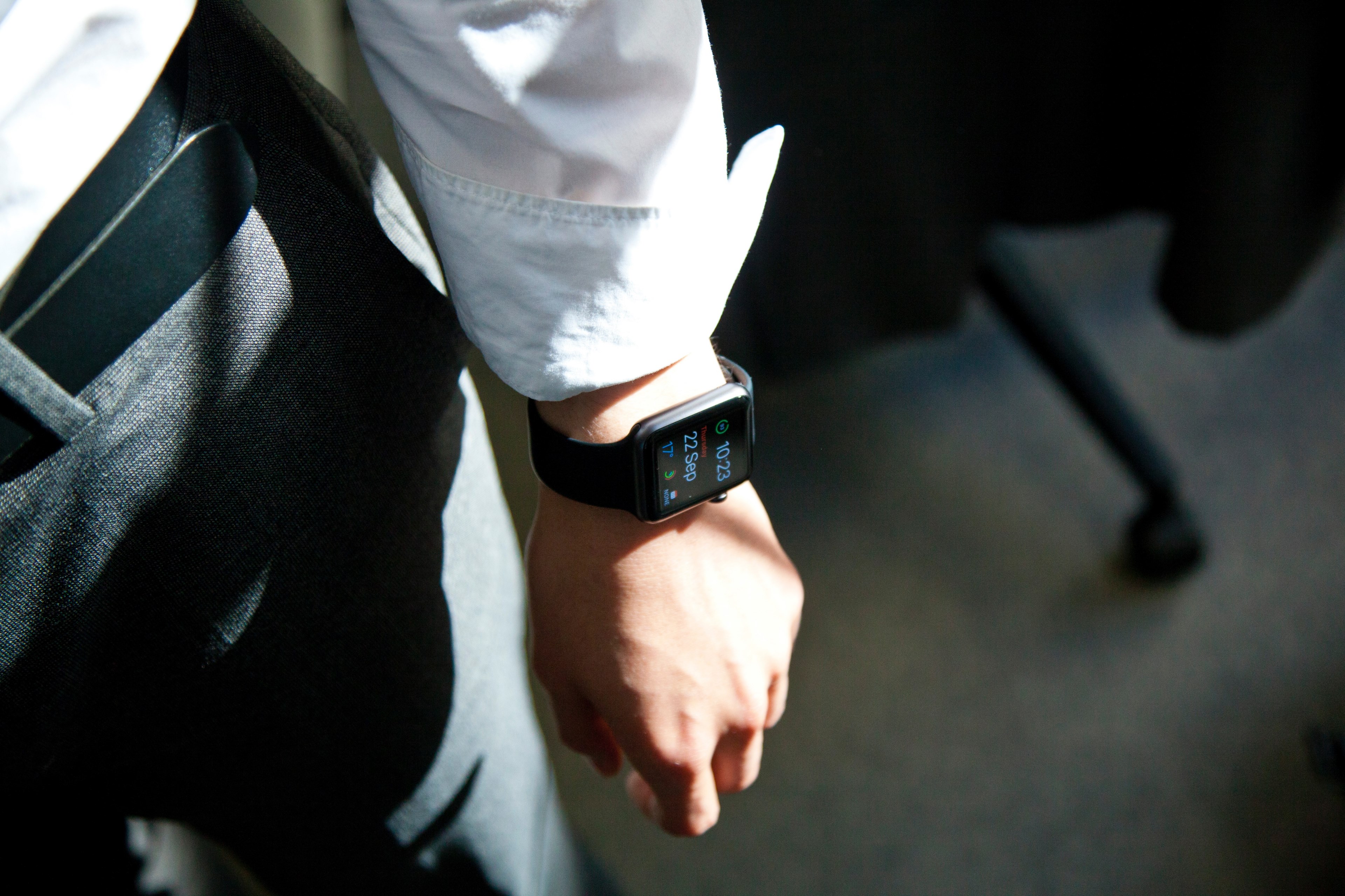 close up of an apple watch on the wrist of an elegantly dressed man, businessman with a smartwatch 4k, HD Wallpaper