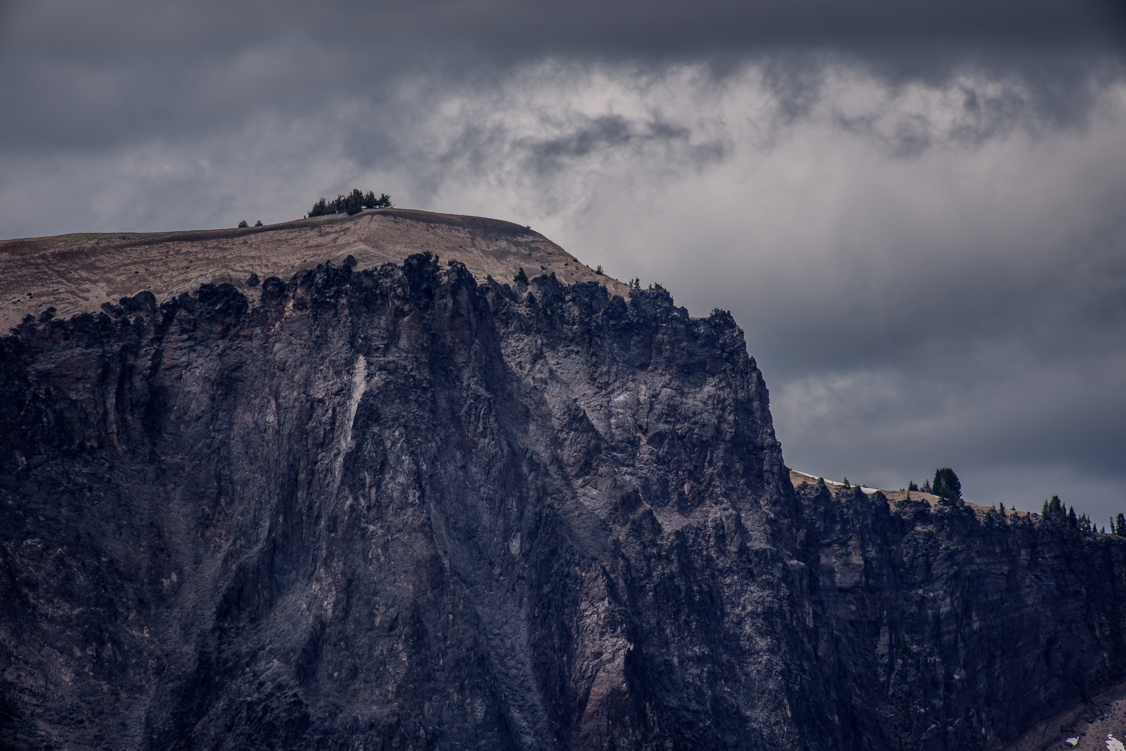 a mountain cliff in the clouds on a gloomy day at crater lake, crater lake mountains 4k, HD Wallpaper