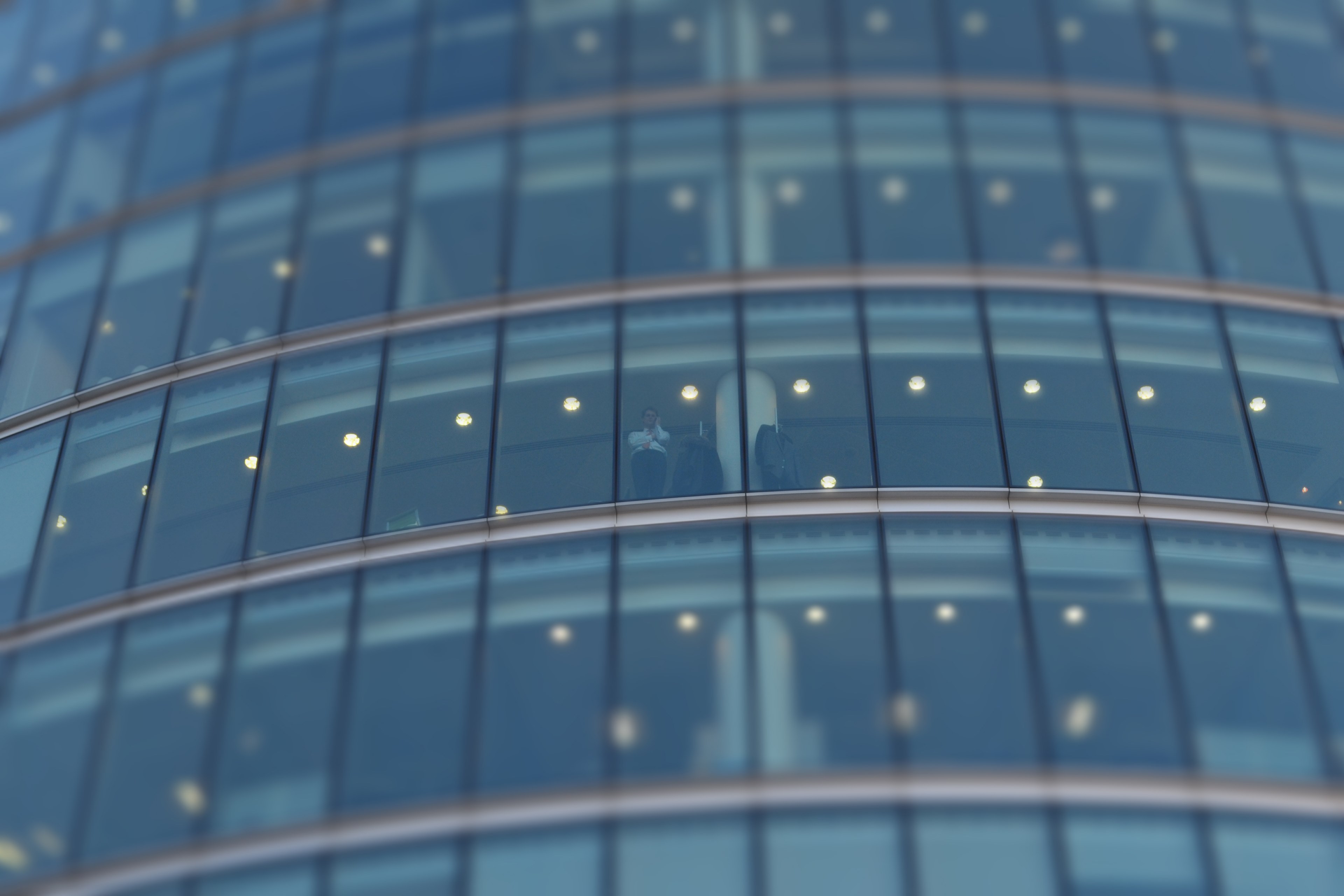 a man talking on a phone seen from the outside through office building windows, businessman on the phone 4k, HD Wallpaper