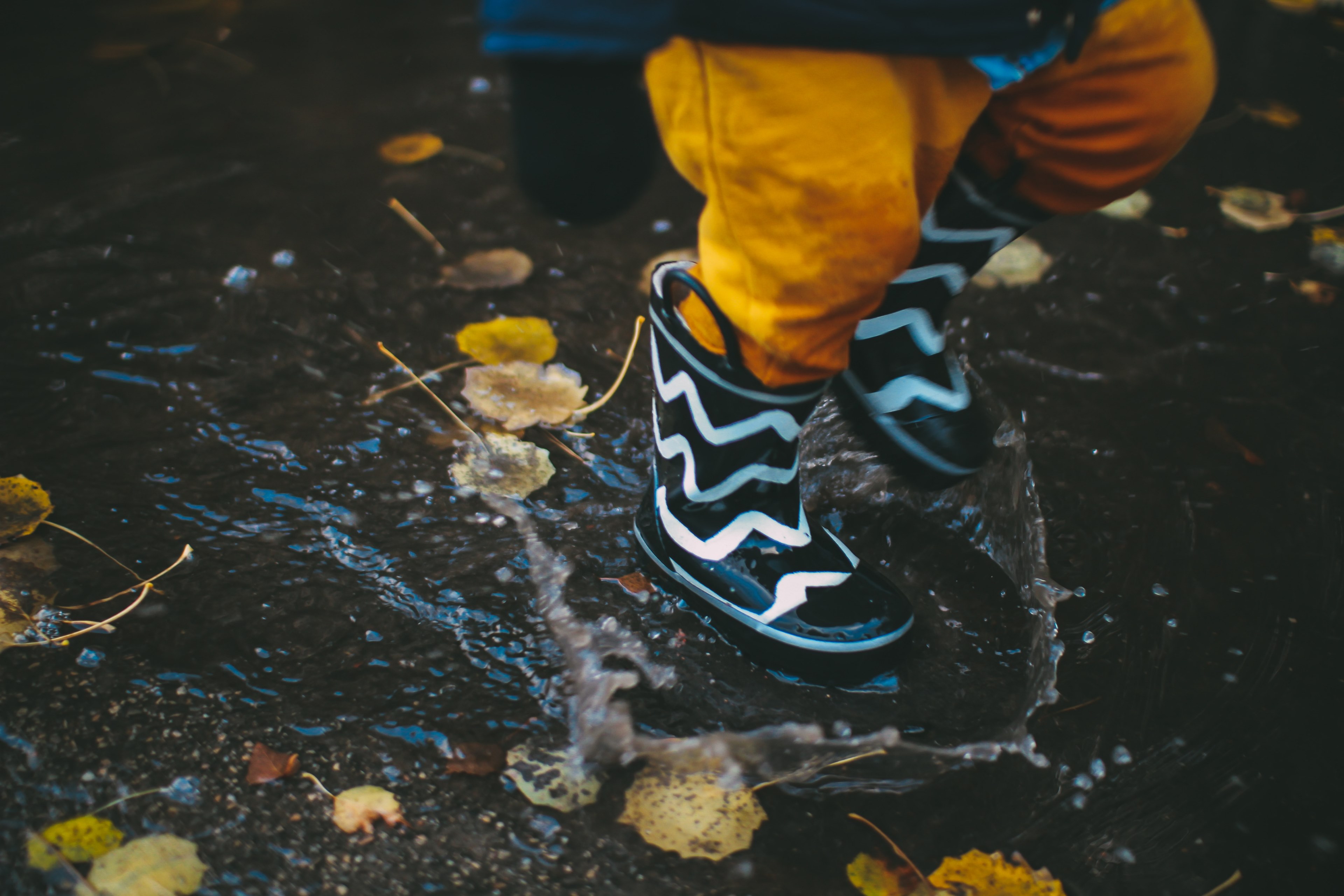 a little kid splashing in the water in wellies in rigas pilsta, rigas pilsta rain splashes 4k, HD Wallpaper