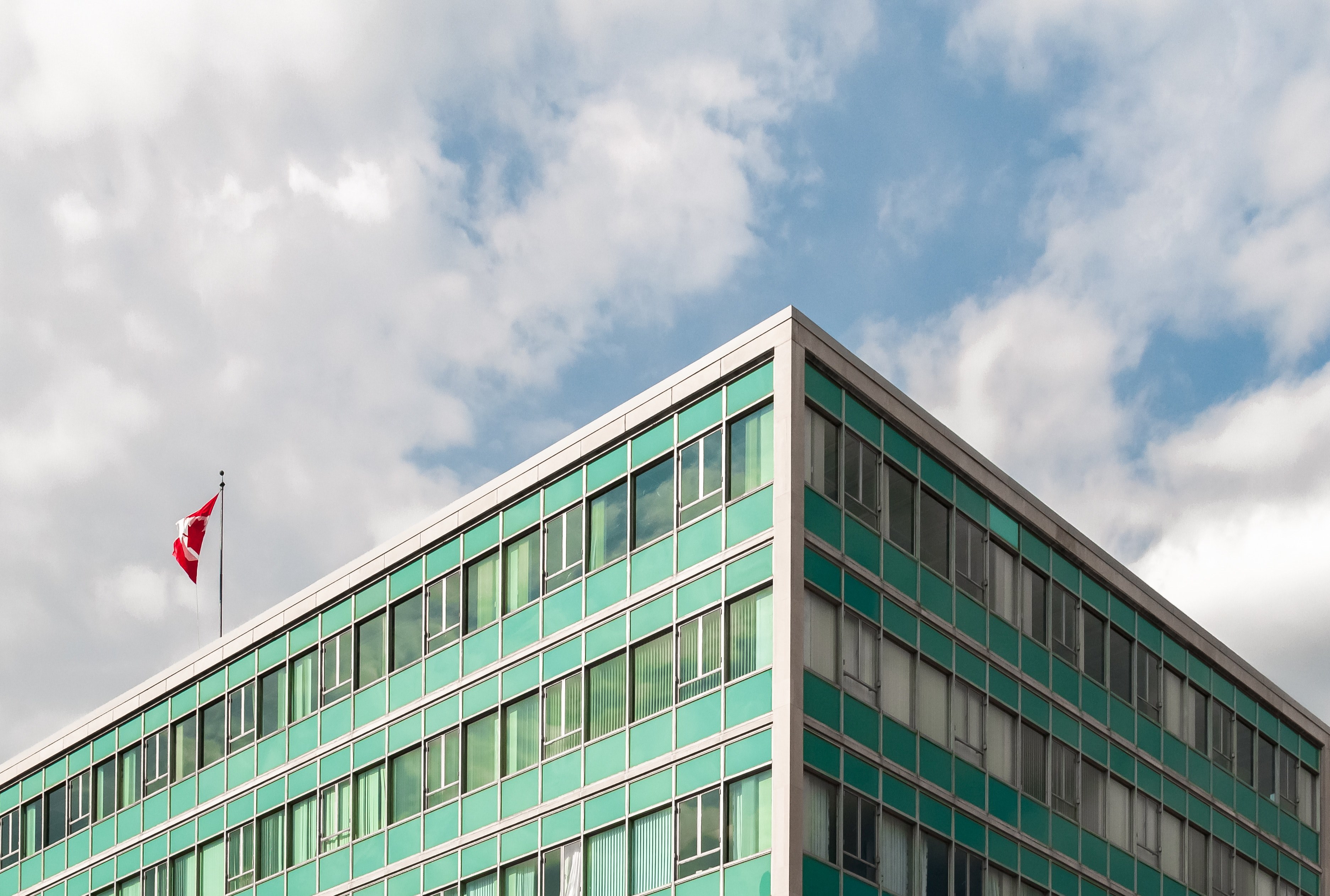 downtown urban waving flag and white cloud 4k, HD Wallpaper