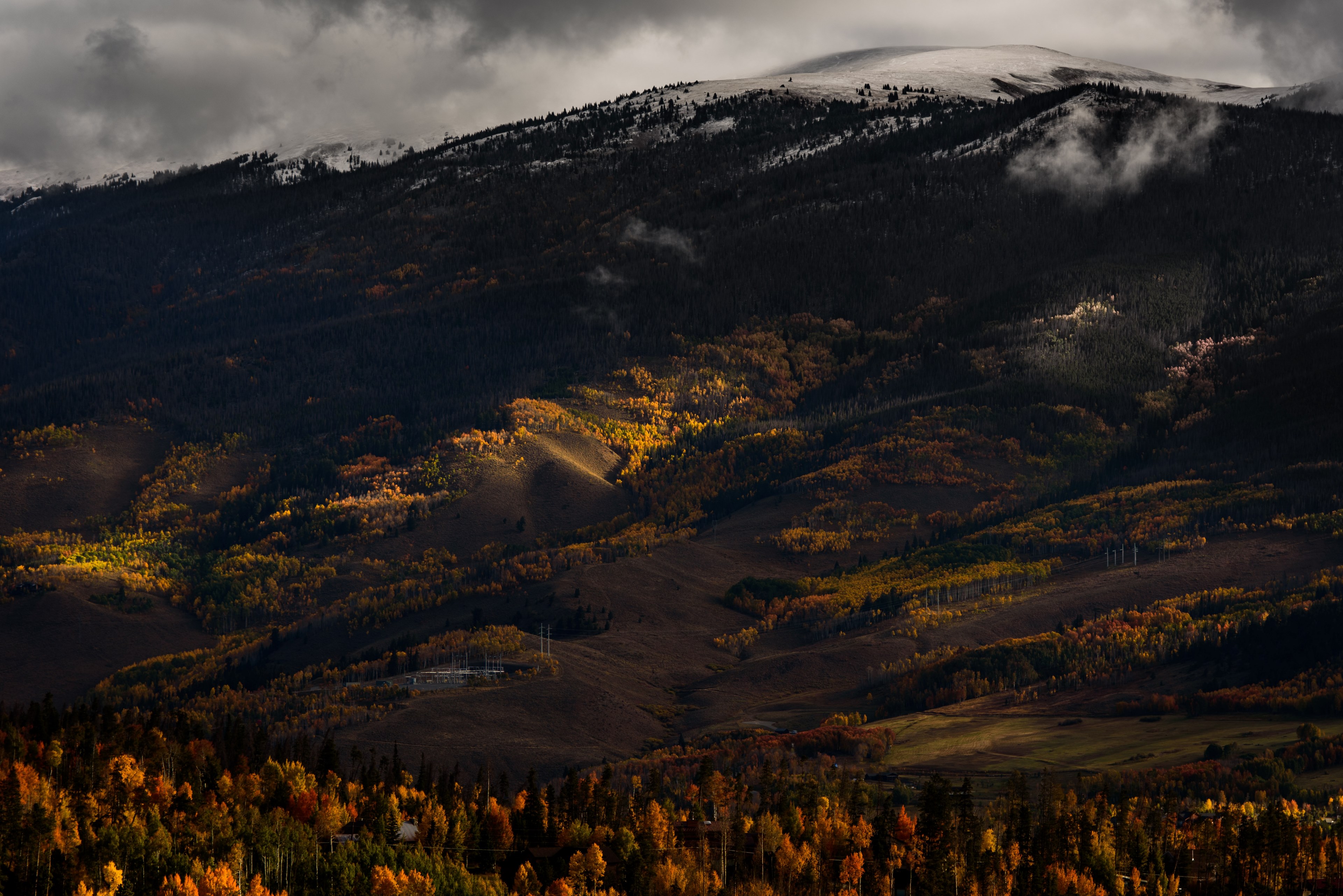 a mountainous countryside with autumn colored trees and snowy slopes in silverthorne, autumn leaves and snow 4k, HD Wallpaper