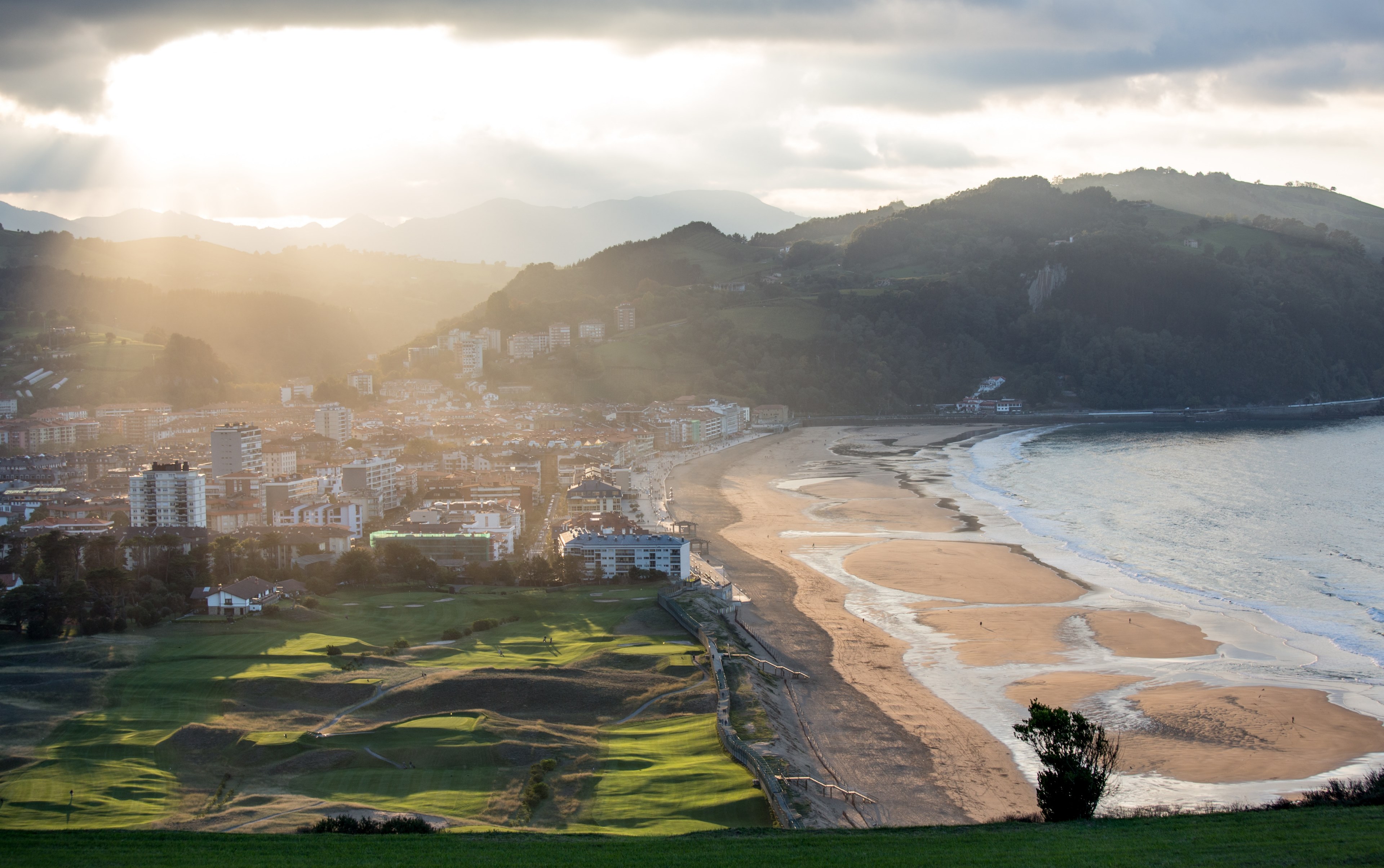 aerial view featuring beach settlements and surrounding landscape of the mountains in countryside zarautz, zarautz beach featuring mountain 4k, HD Wallpaper
