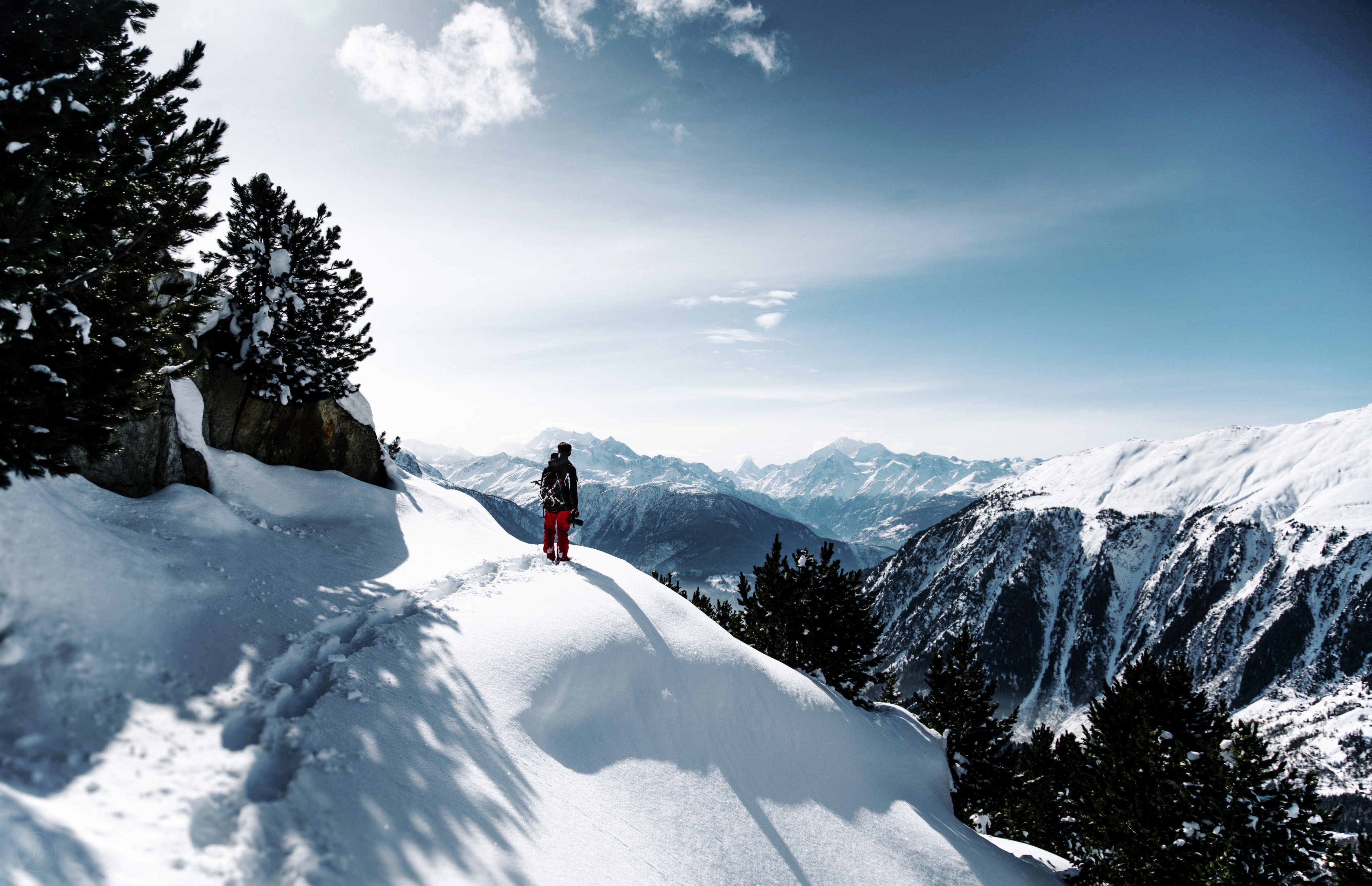 a hiker looks out onto snowy mountains, mountain hiker in snow 4k, HD Wallpaper