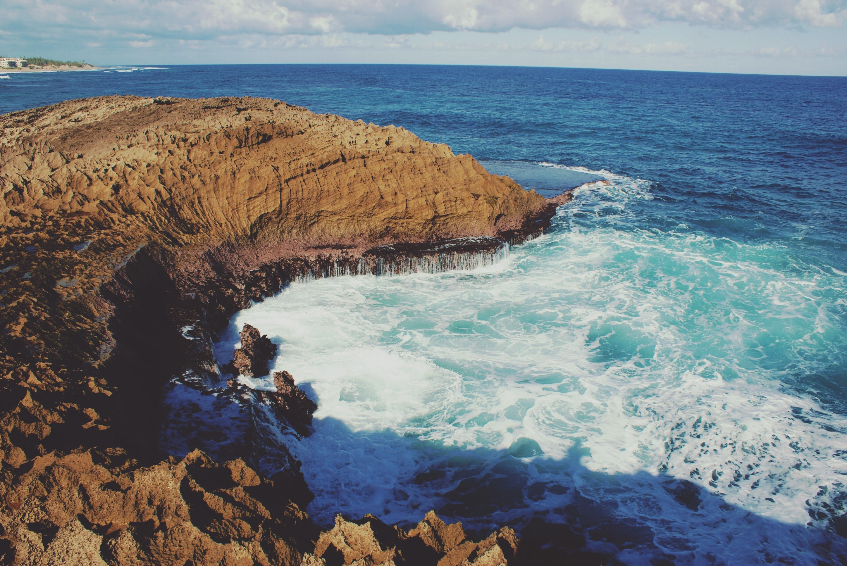 blue water and foaming white waves crashing against the rocky shoreline at puerto rico, waves against the rocks 4k, HD Wallpaper