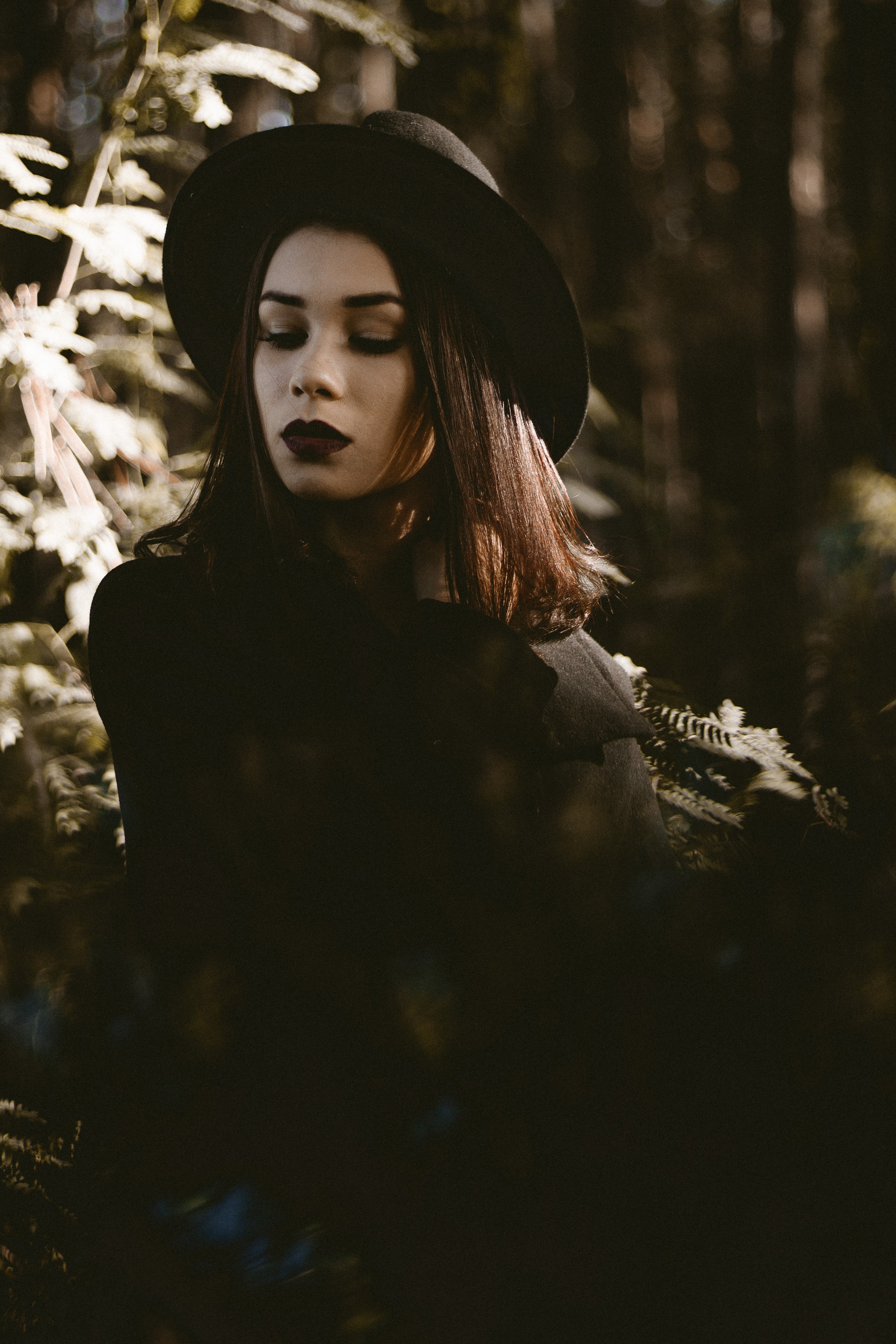 woman in all black with dark makeup posing outside, dark makeup look 4k, Phone HD Wallpaper