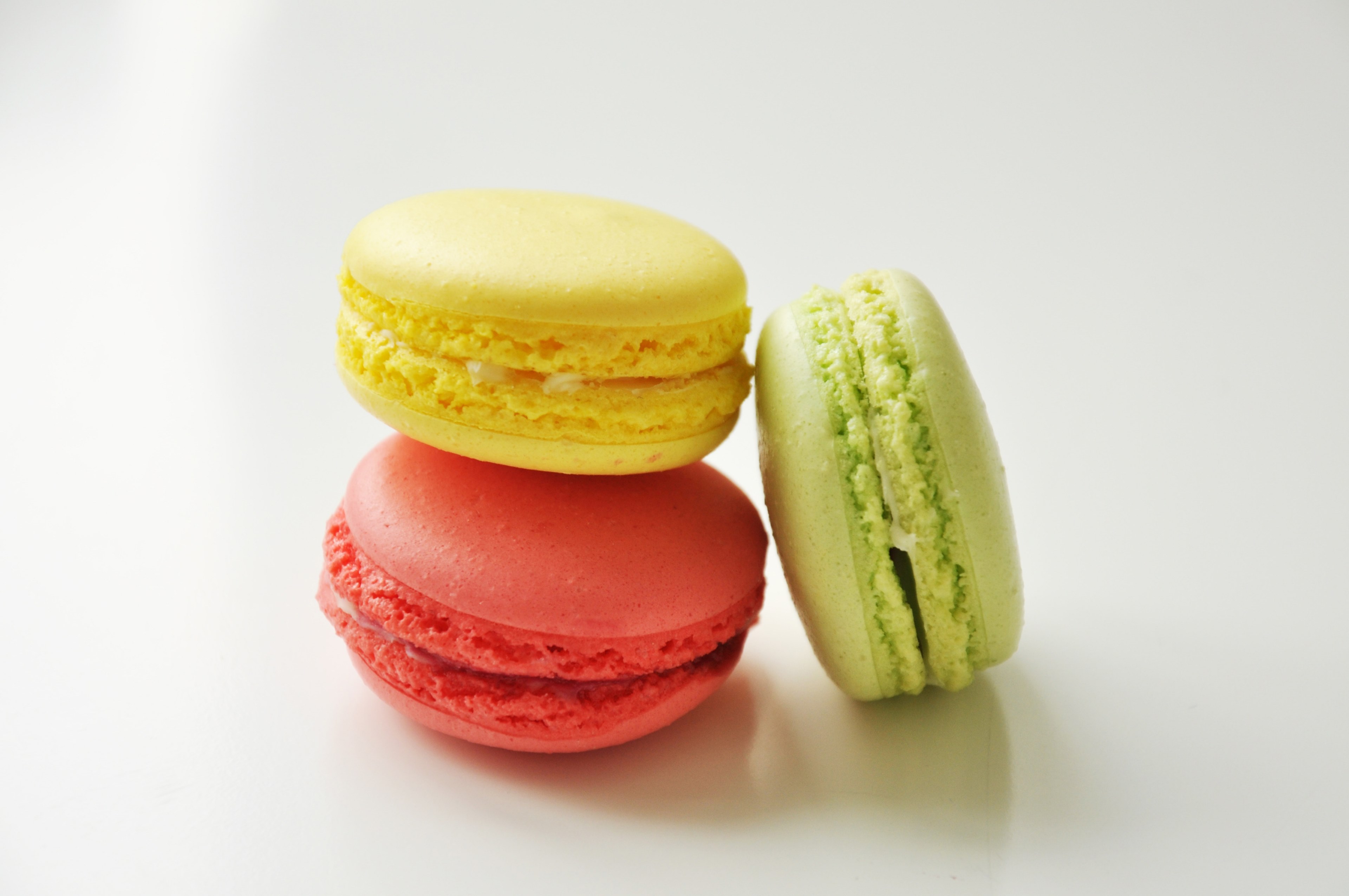 three colorful french macarons for a tasty treat, colorful macarons 4k, HD Wallpaper