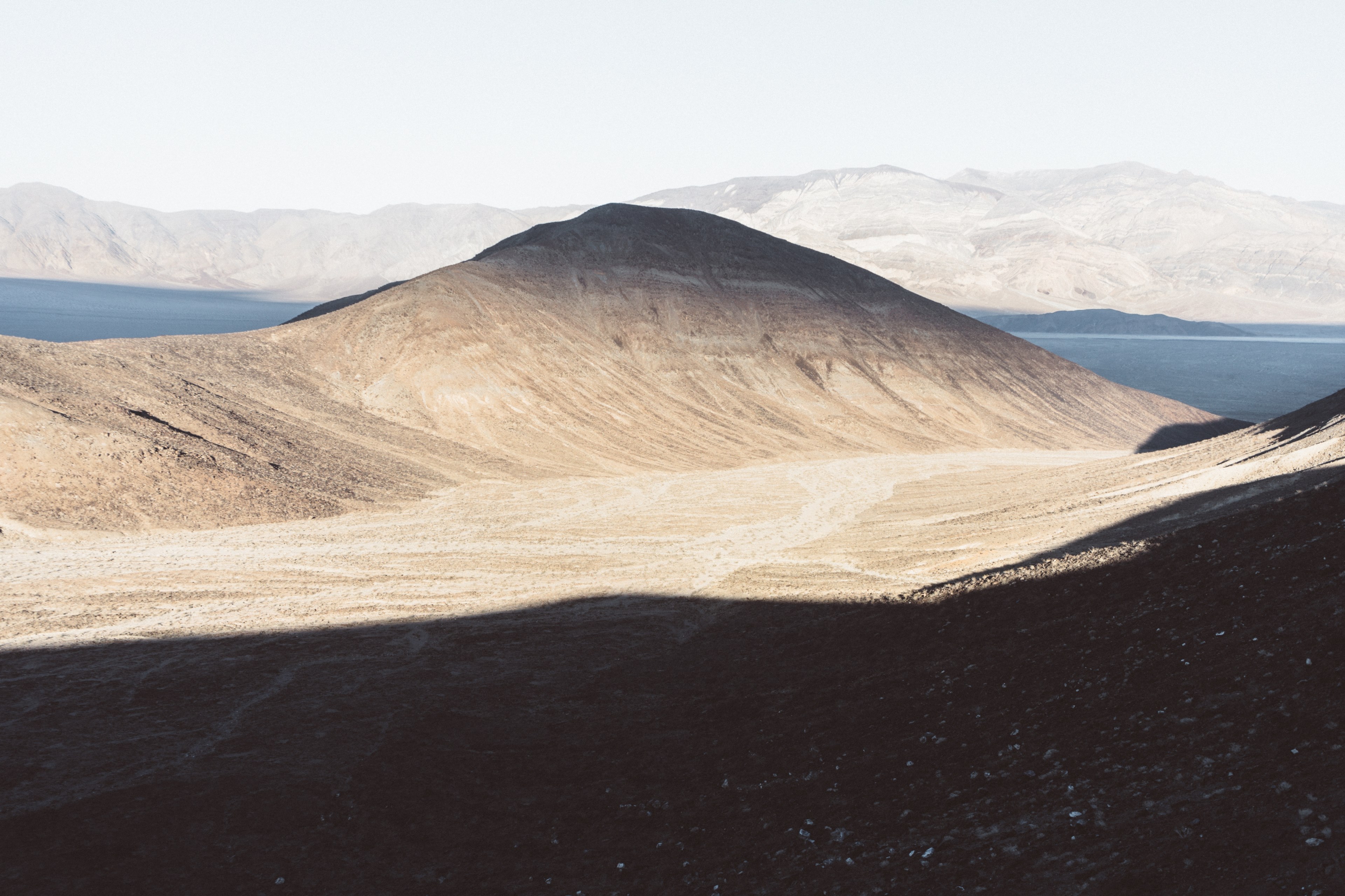 sun illuminates the dry floor of a mountain valley, death valley 4k, HD Wallpaper