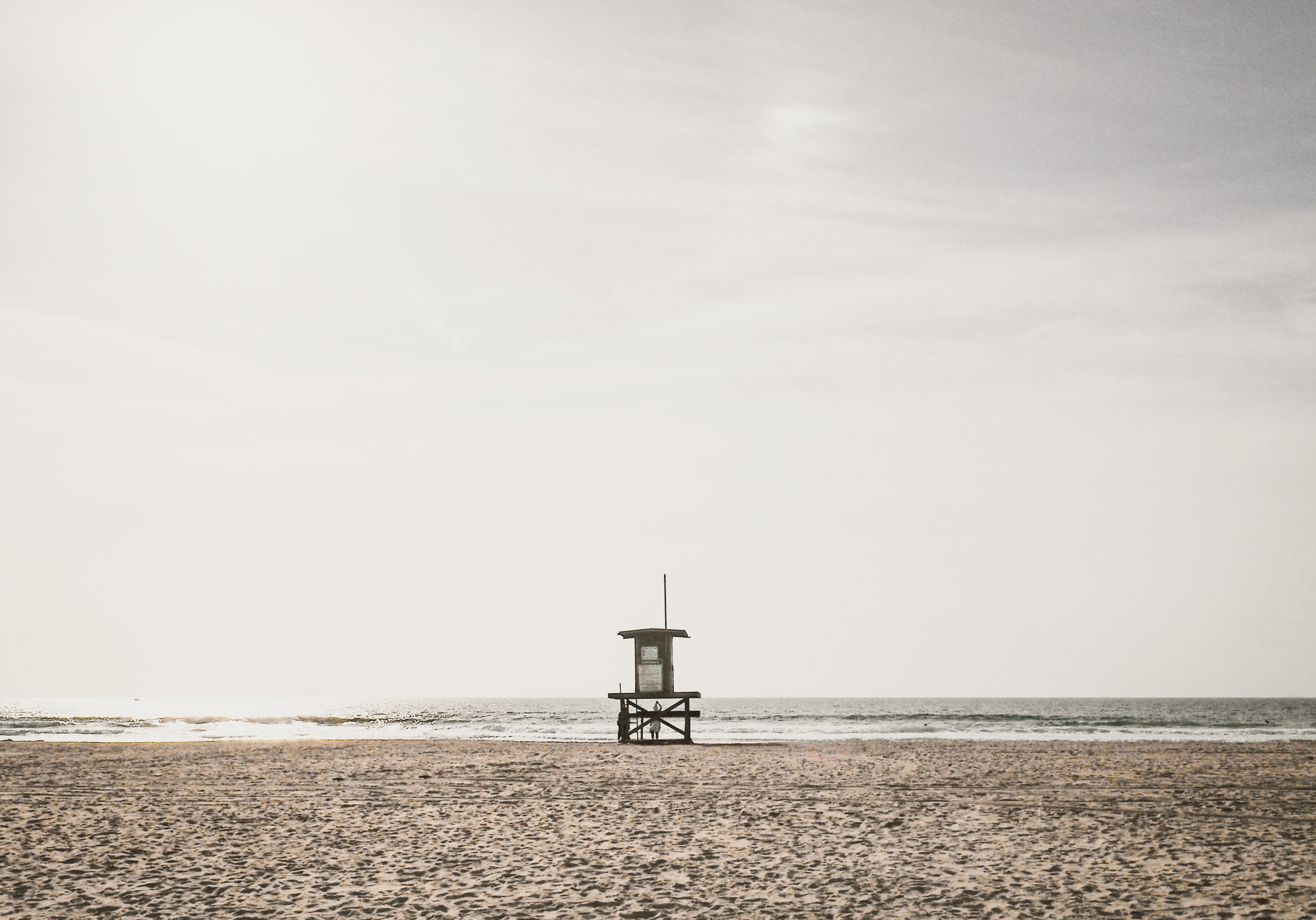 observation tower on a huntington sand beach, day one 4k, HD Wallpaper