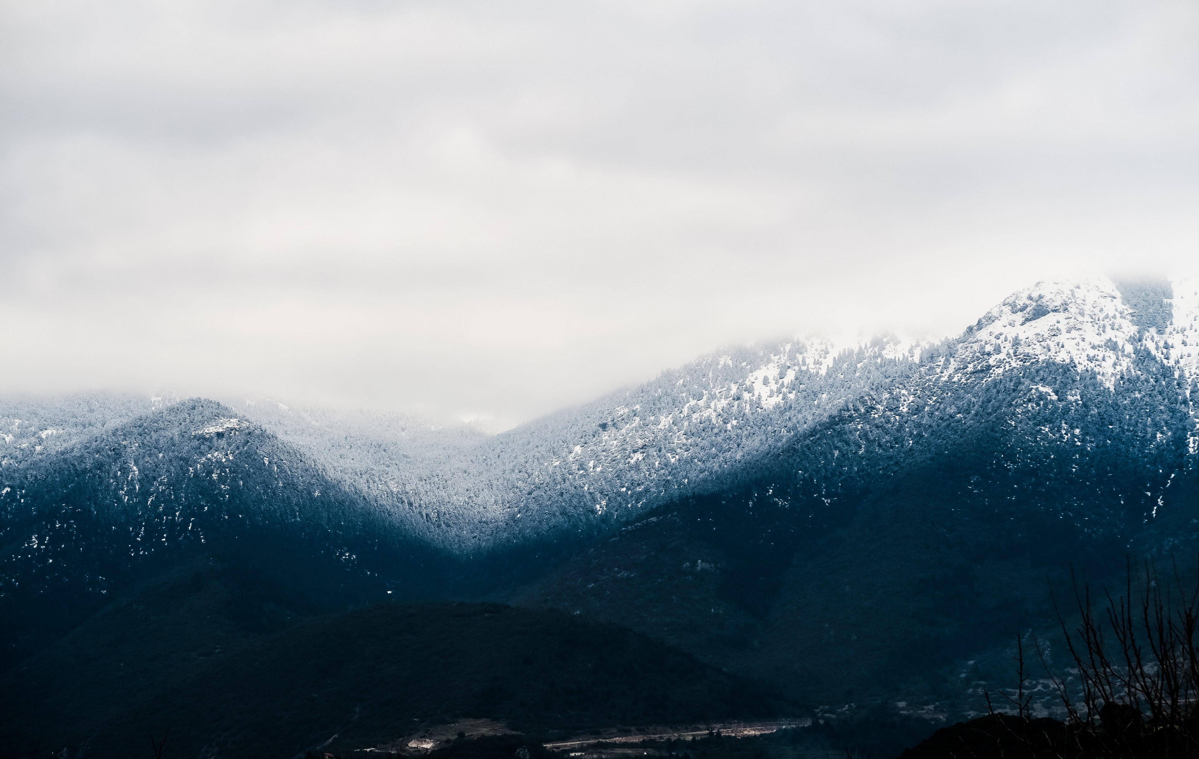 a wooded mountain pass in stymfalia under a pale cloudy sky, overcast sky over a mountain pass 4k, HD Wallpaper