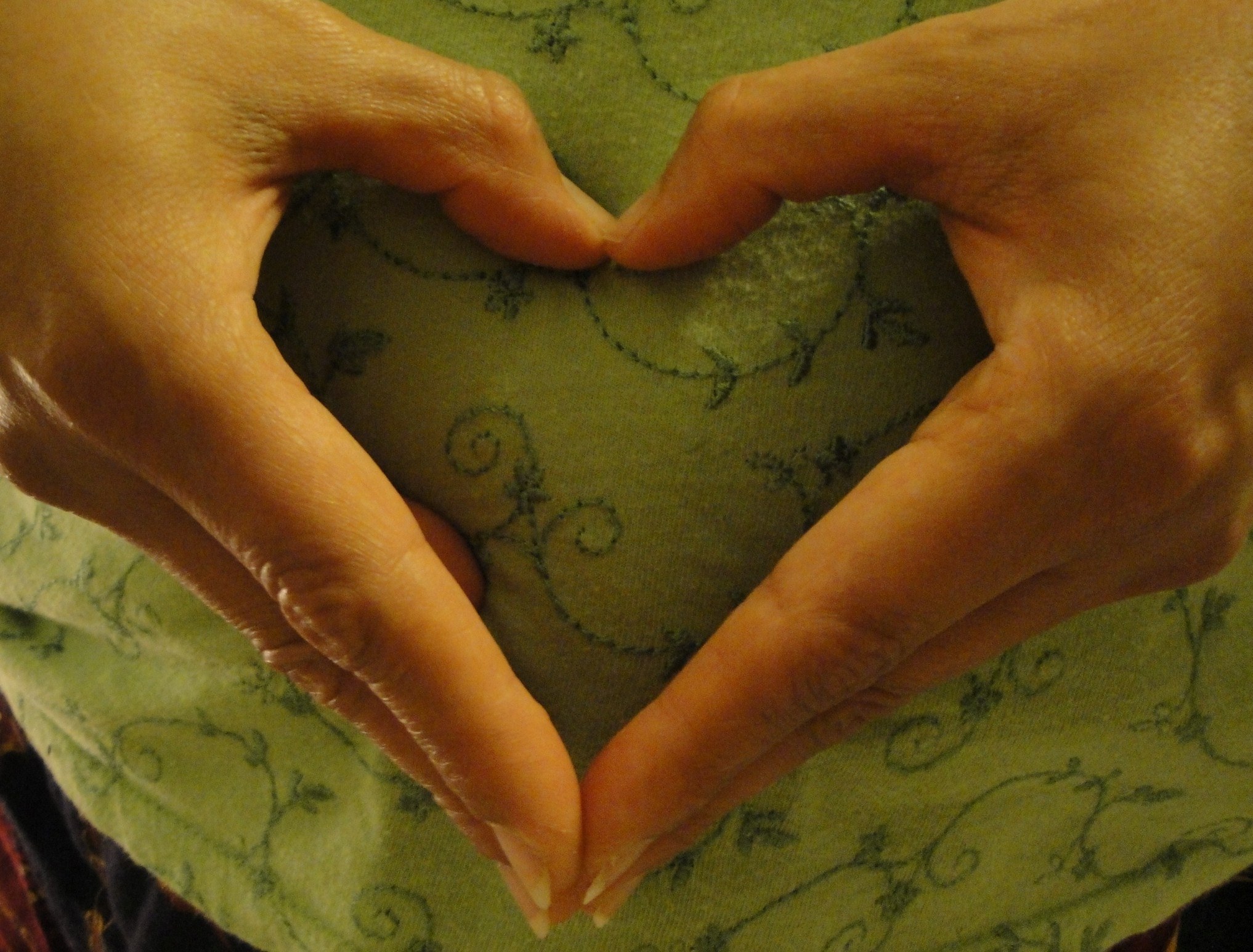 mano corazn amor and shape 4k, HD Wallpaper