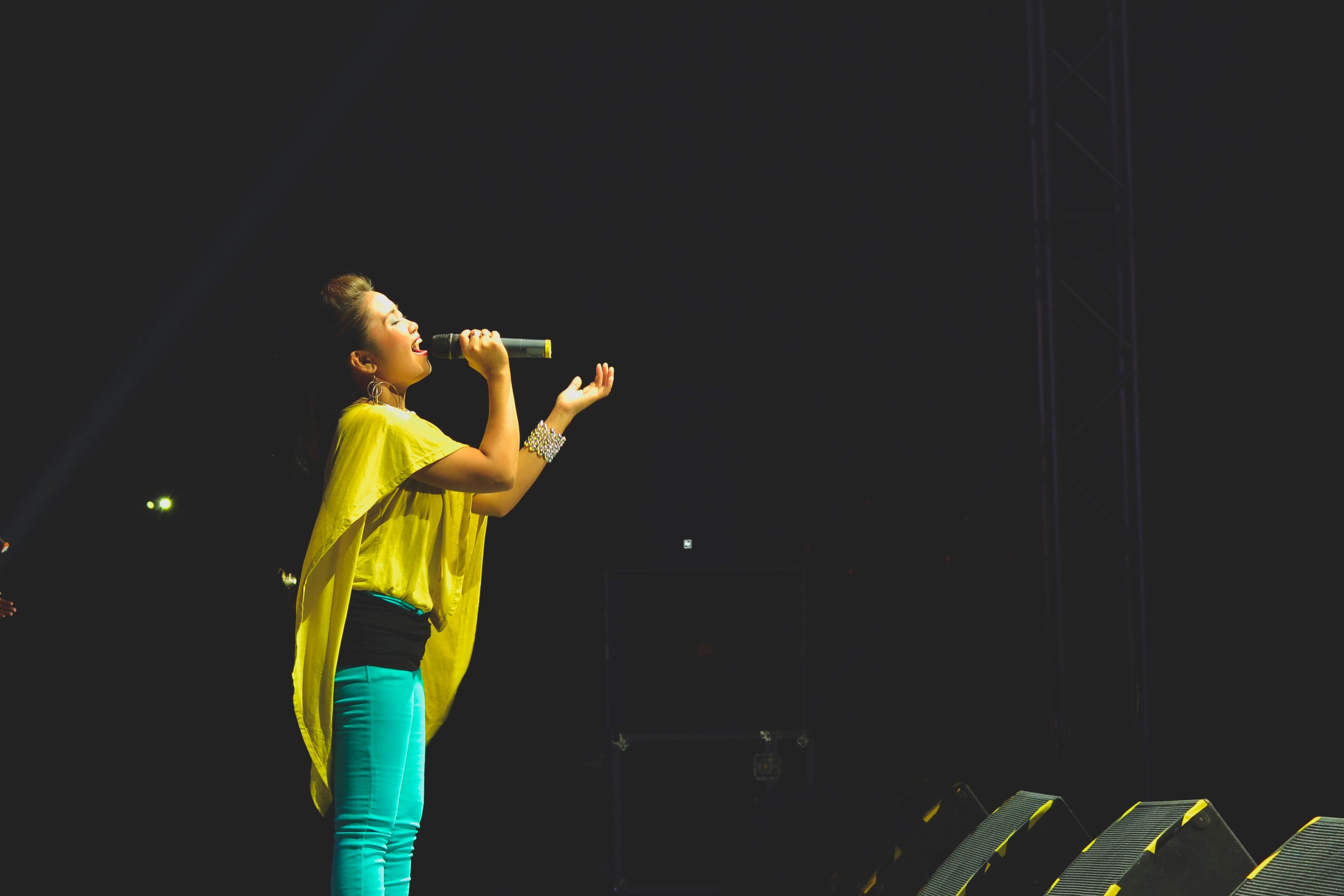 singer belting onstage into a microphone during a concert, singing onstage 4k, HD Wallpaper