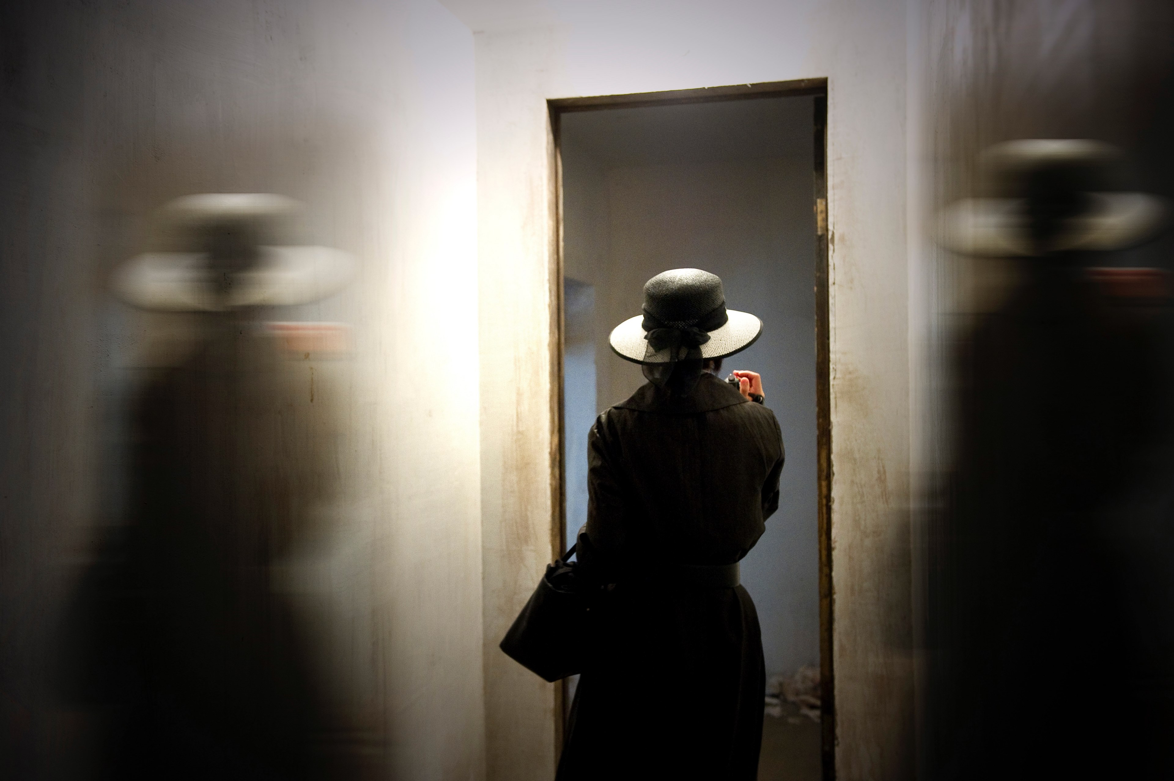 woman door hat and noir 4k, HD Wallpaper