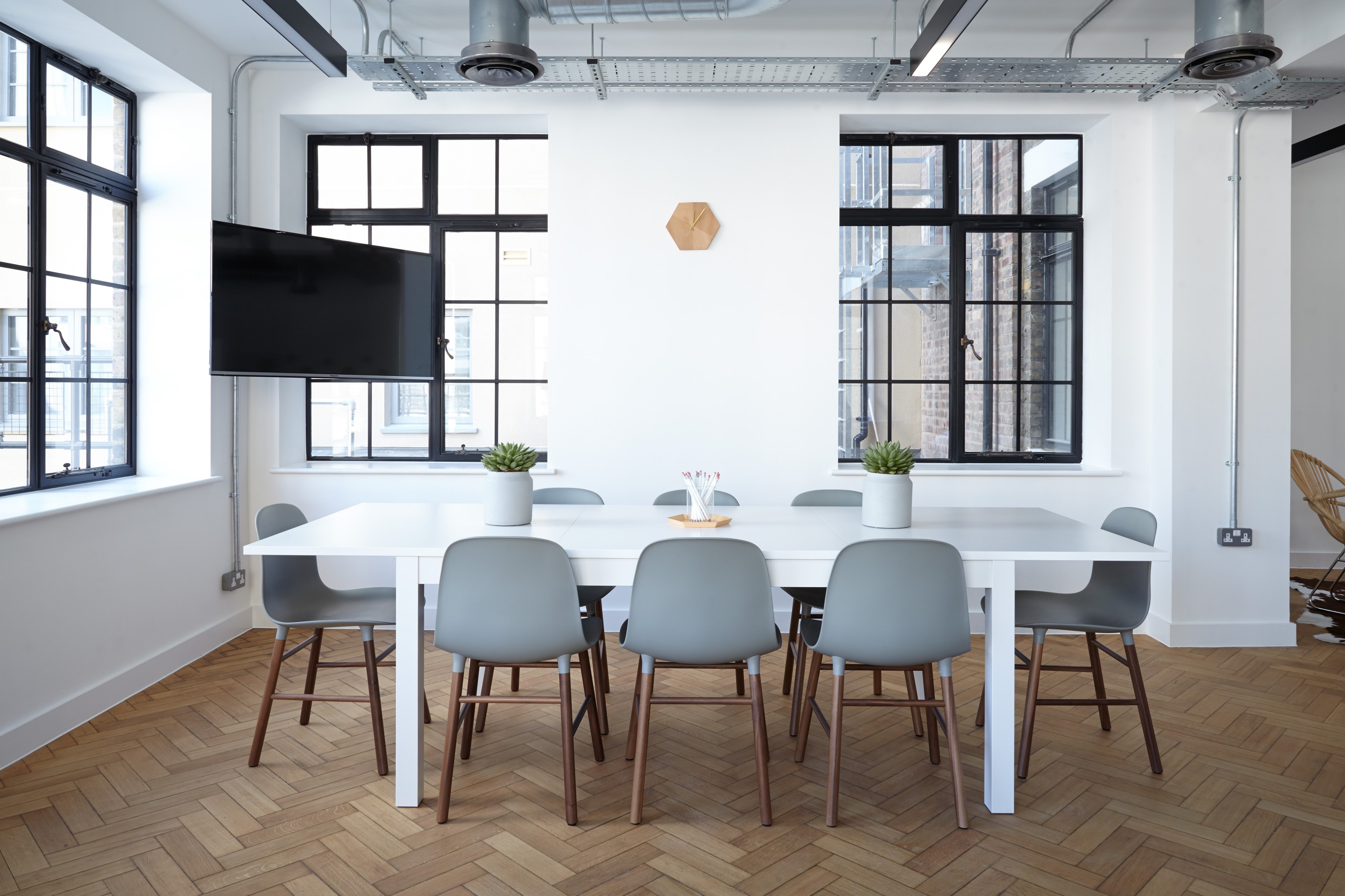 a small conference room with a white table and a television, neat conference room 4k, HD Wallpaper