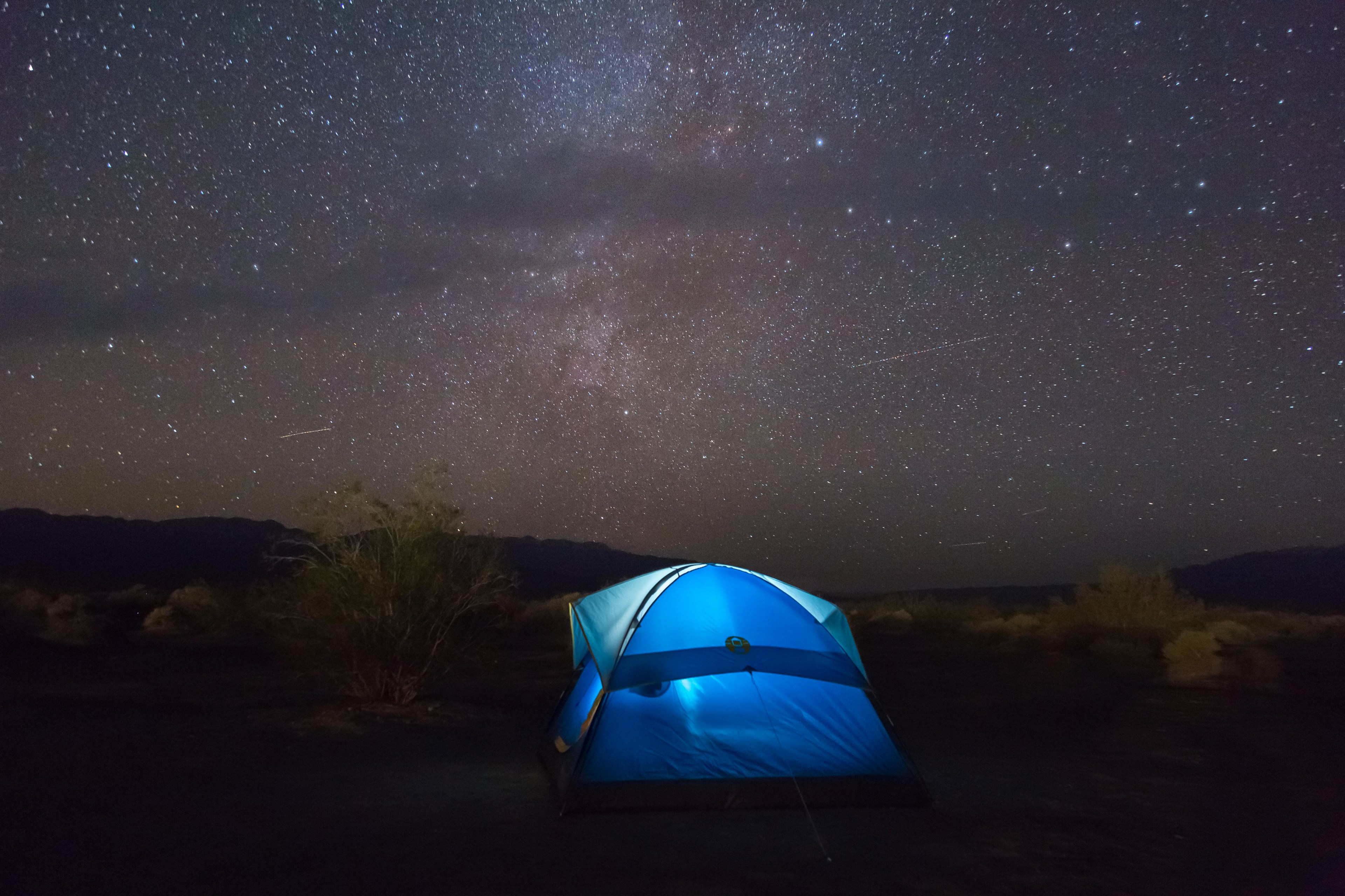 blue tents glows in against a dark starry night sky, amazing stars 4k, HD Wallpaper