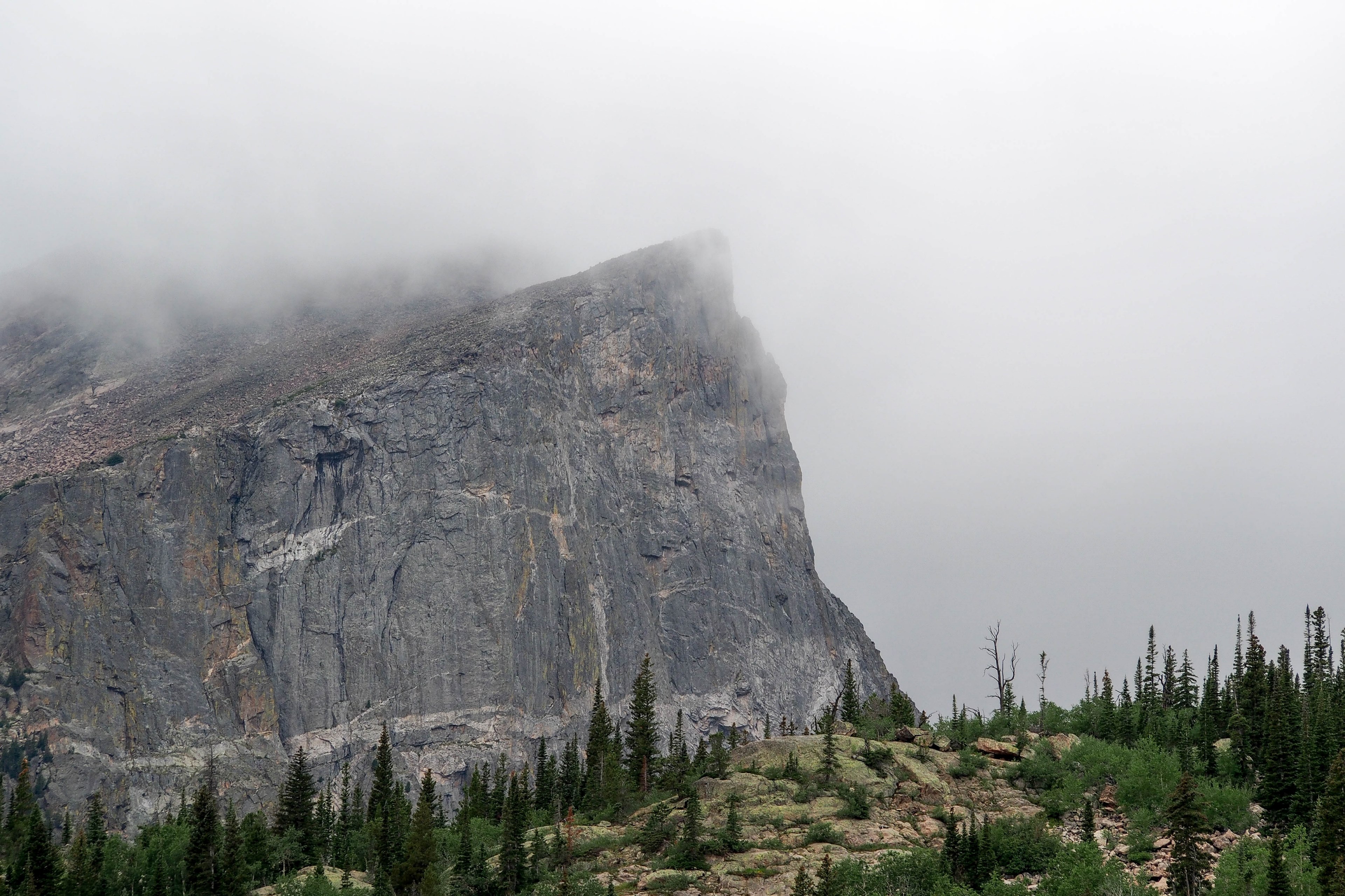 a steep rock face wreathed in fog, rock face in clouds 4k, HD Wallpaper