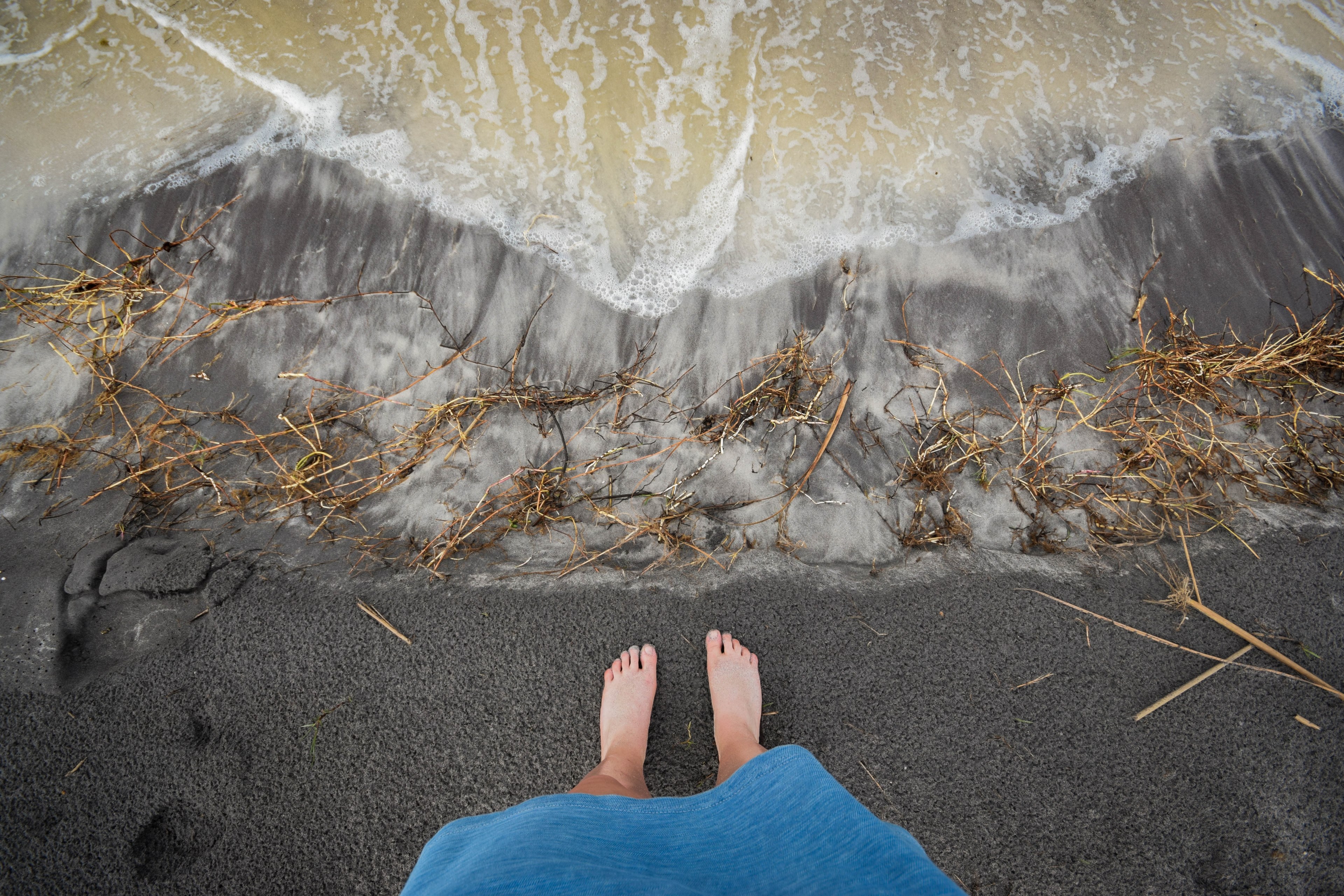 an overhead shot of a persons feet on gray sand on a wild beach, wild gray beach 4k, HD Wallpaper