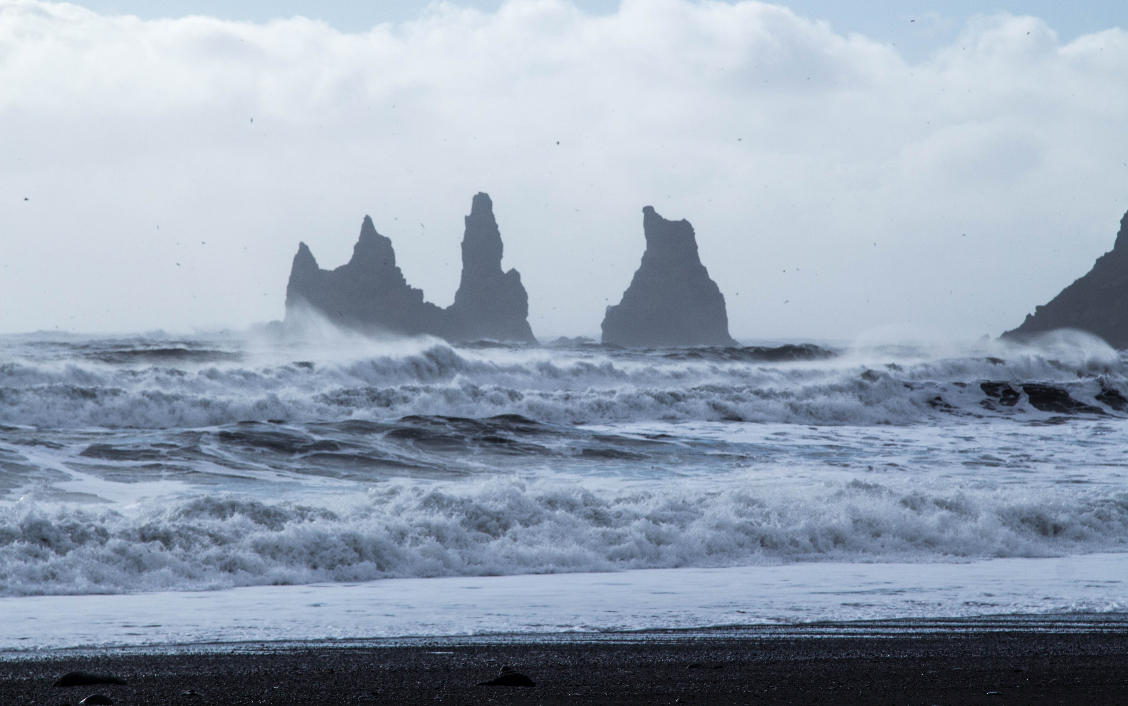 rough ocean crashing on the beach and large rocks, rough ocean crashing on beach 4k, HD Wallpaper