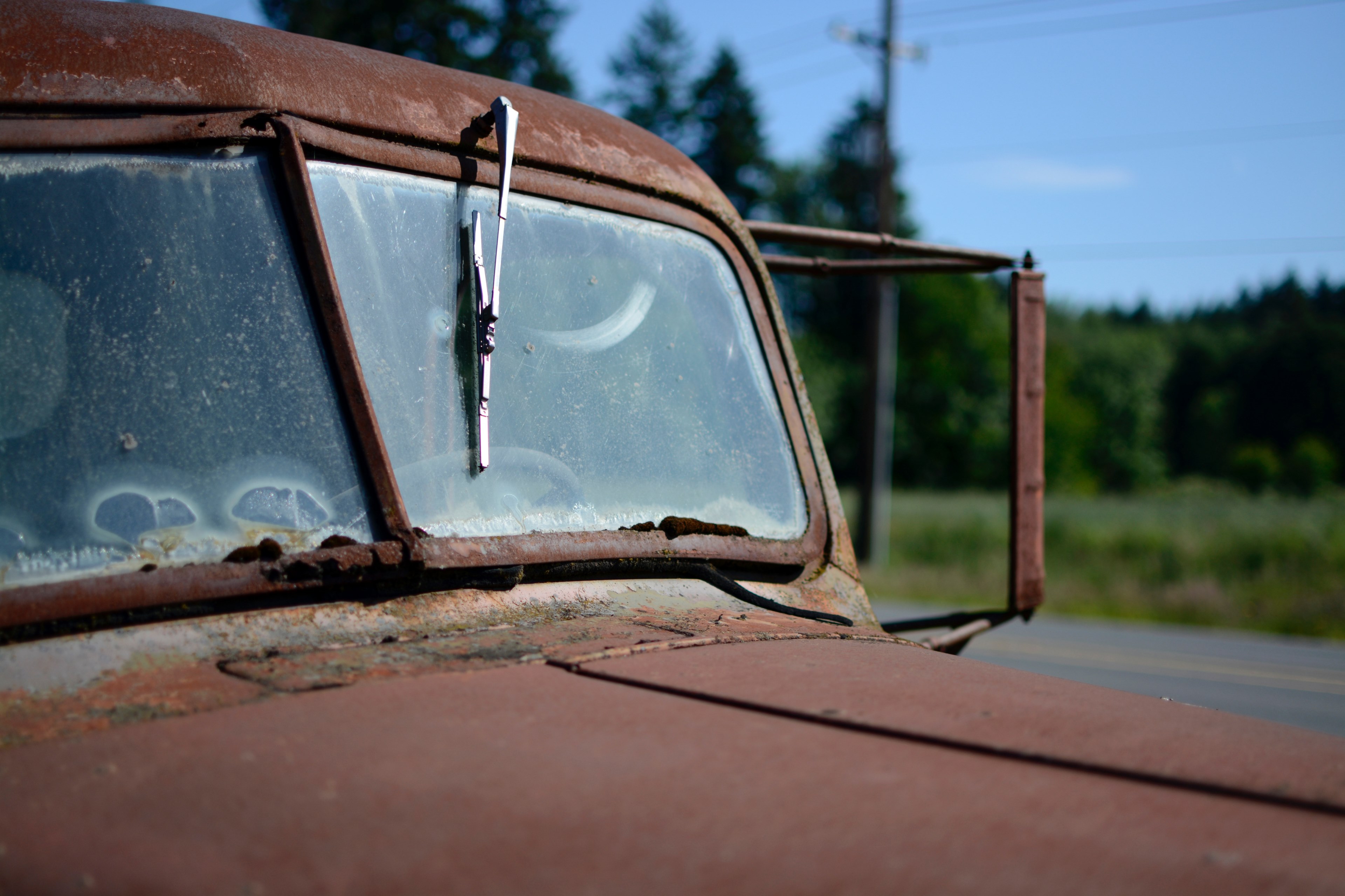 windshield and broken window wiper of a rusty burgundy truck in sherwood during daylight, windshield of truck in sherwood 4k, HD Wallpaper