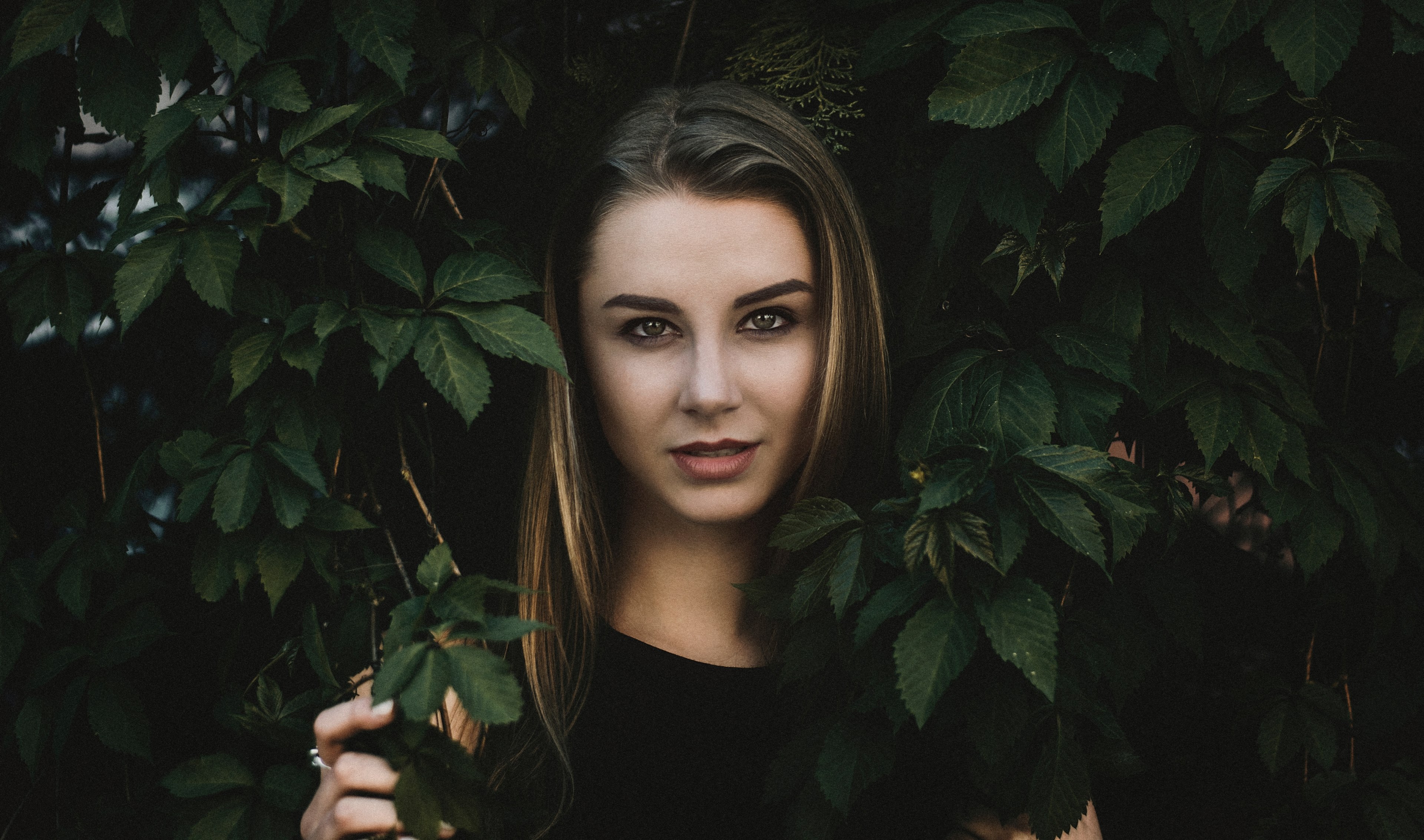 woman standing in a leafy bush and smiling, victoria 4k, HD Wallpaper