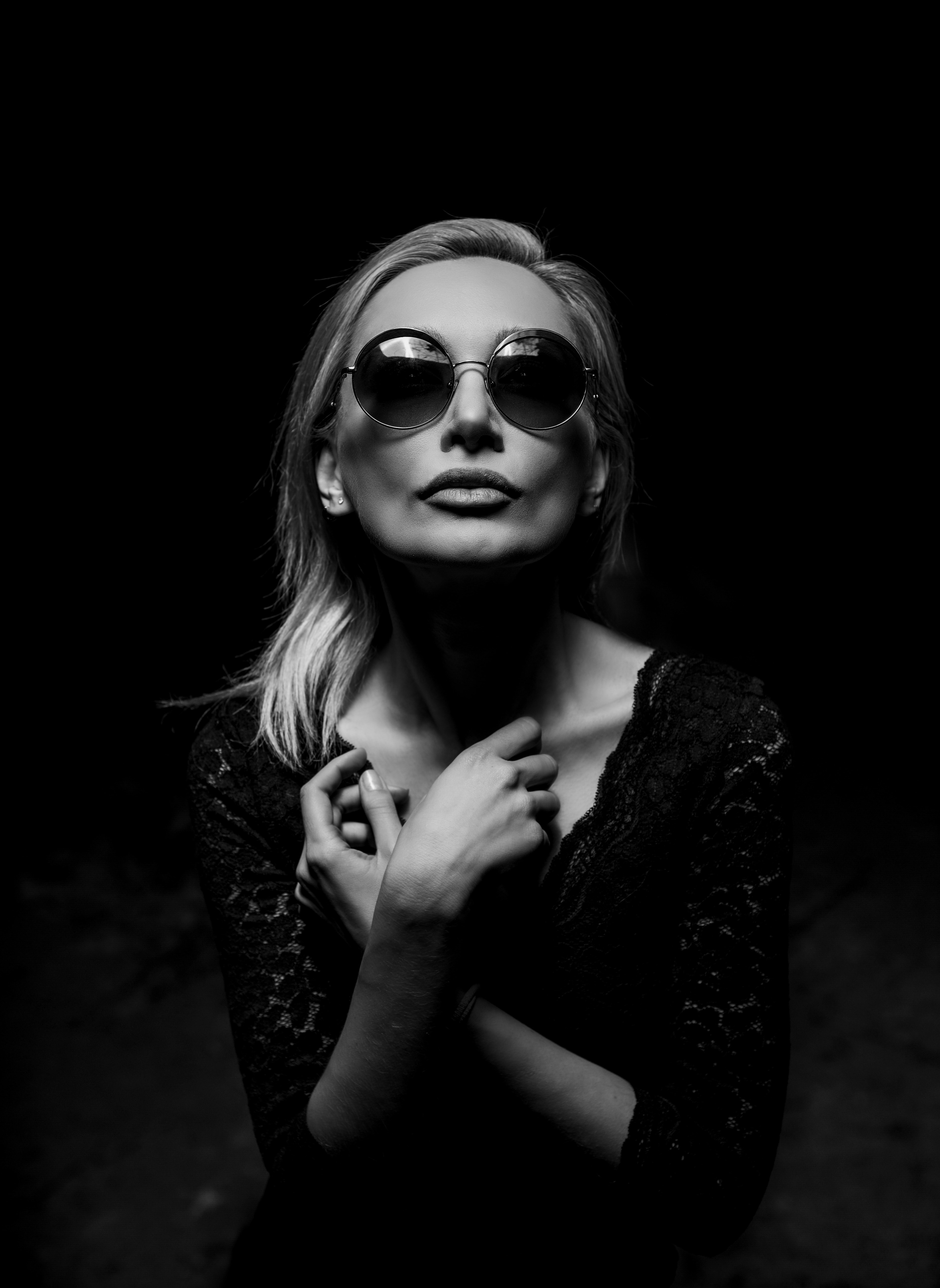 black and white shot of attractive blonde woman in round sunglasses posing tehran province, light of darkness 4k, Phone HD Wallpaper