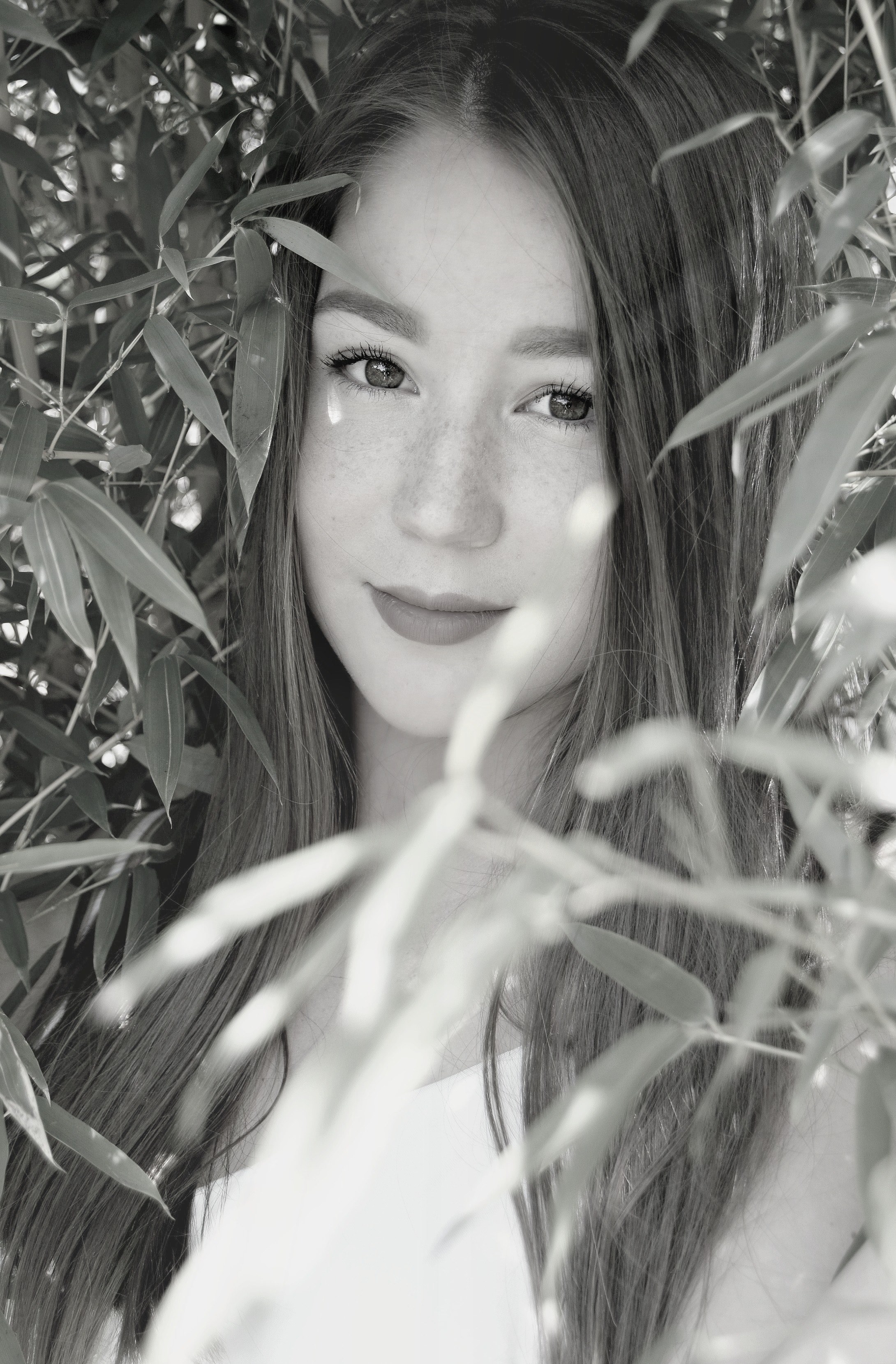 a teenage girl taking a picture in a tree, _teenage girl posing 4k, Phone HD Wallpaper