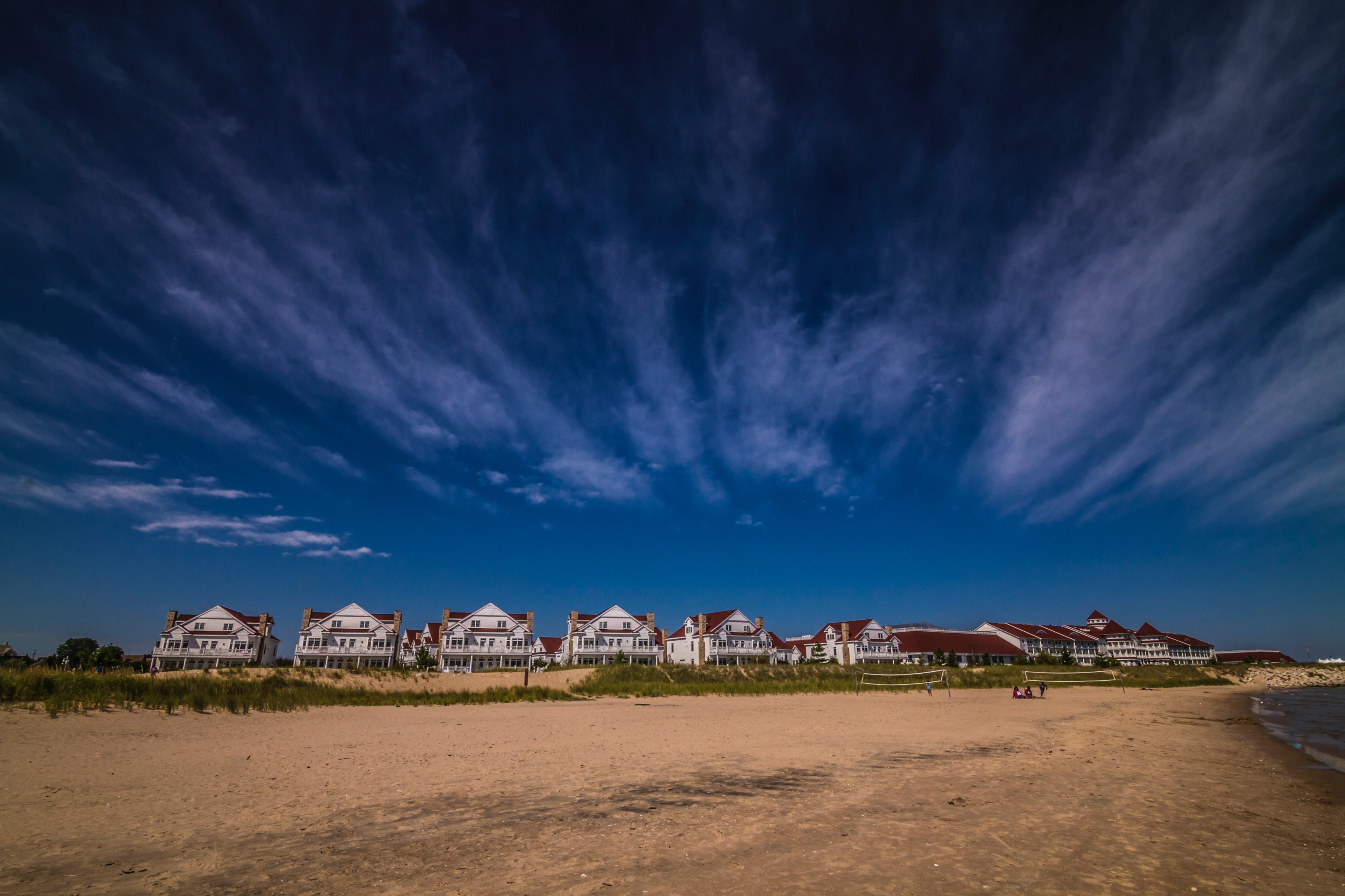 residential houses at the shoreline with sand beach in sheboygan, houses on the sand beach 4k, HD Wallpaper
