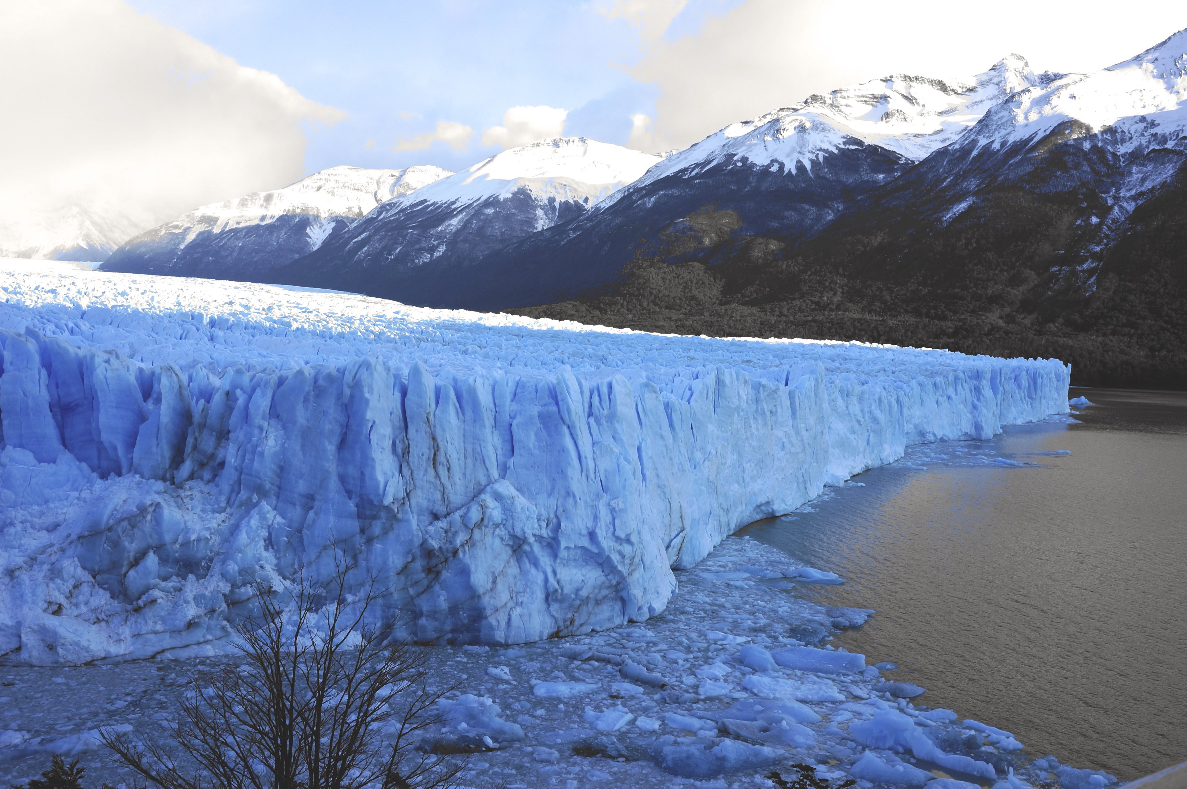 glacier face near an icy lake with snowy mountains beyond, glacier and lake 4k, HD Wallpaper