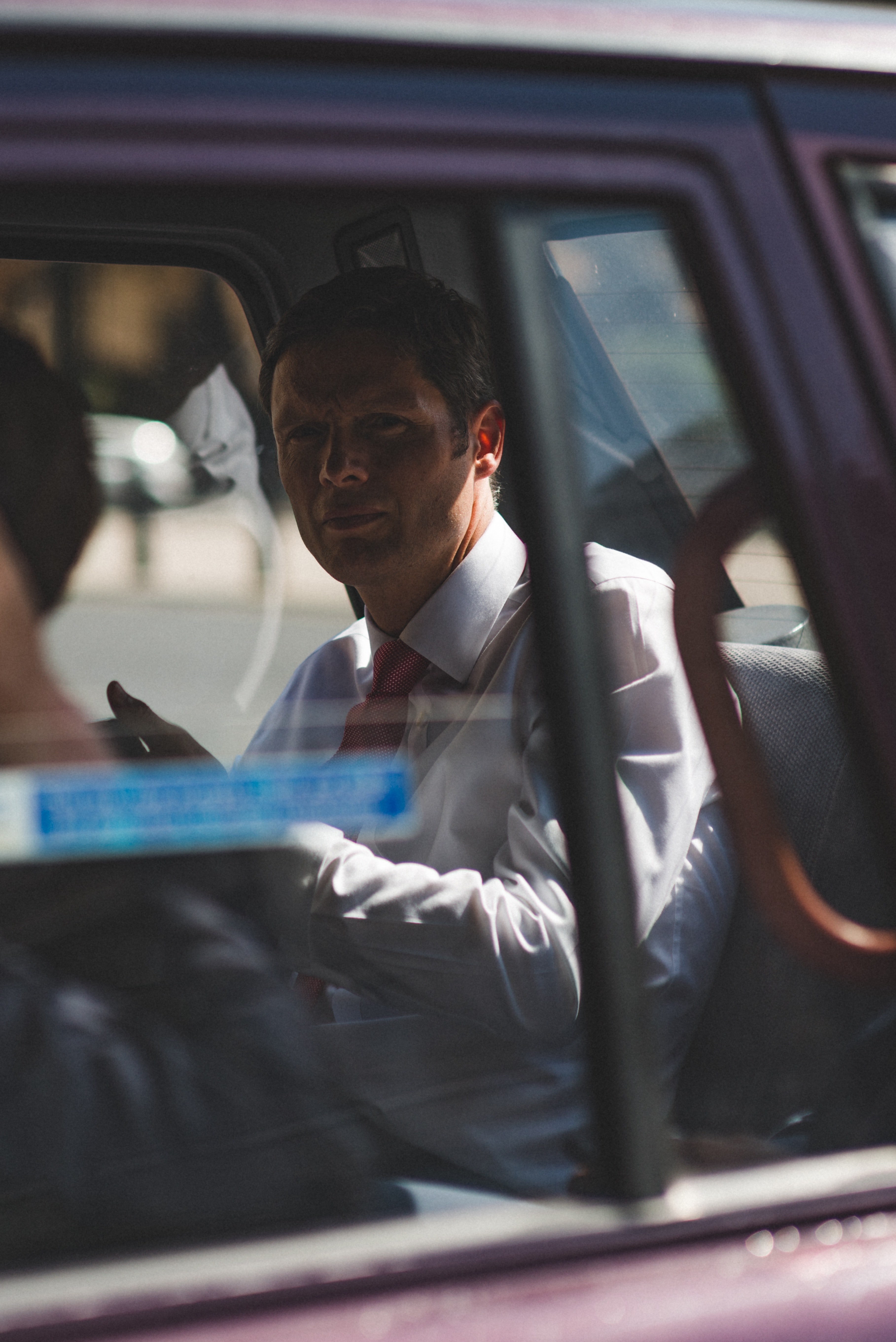 a man in a white shirt and a red tie in the back seat of a car, modern affairs 4k, Phone HD Wallpaper