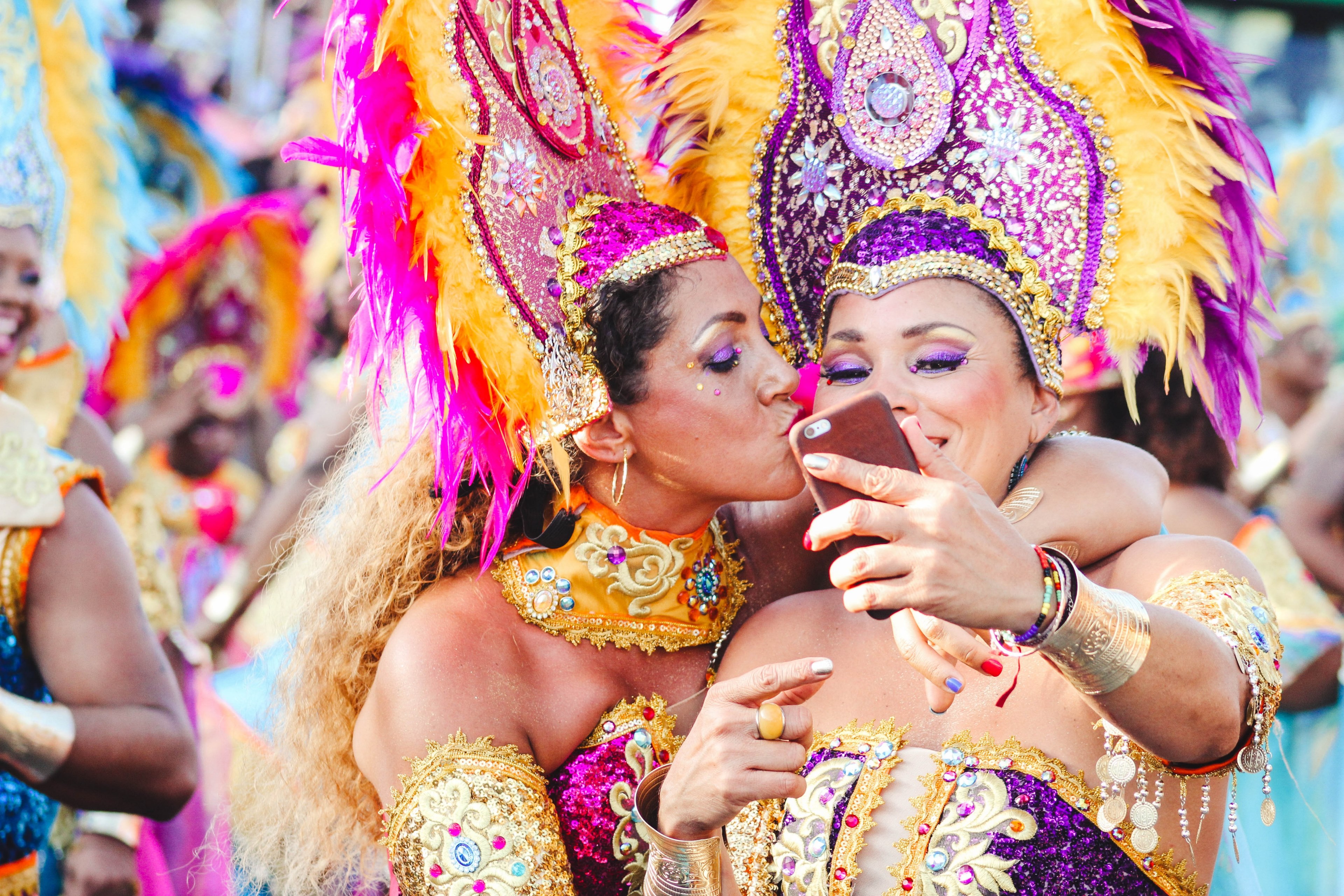 two women carnival dancers pose for a selfie as one kisses other on the cheek, _a colorful day in curacao 4k, HD Wallpaper
