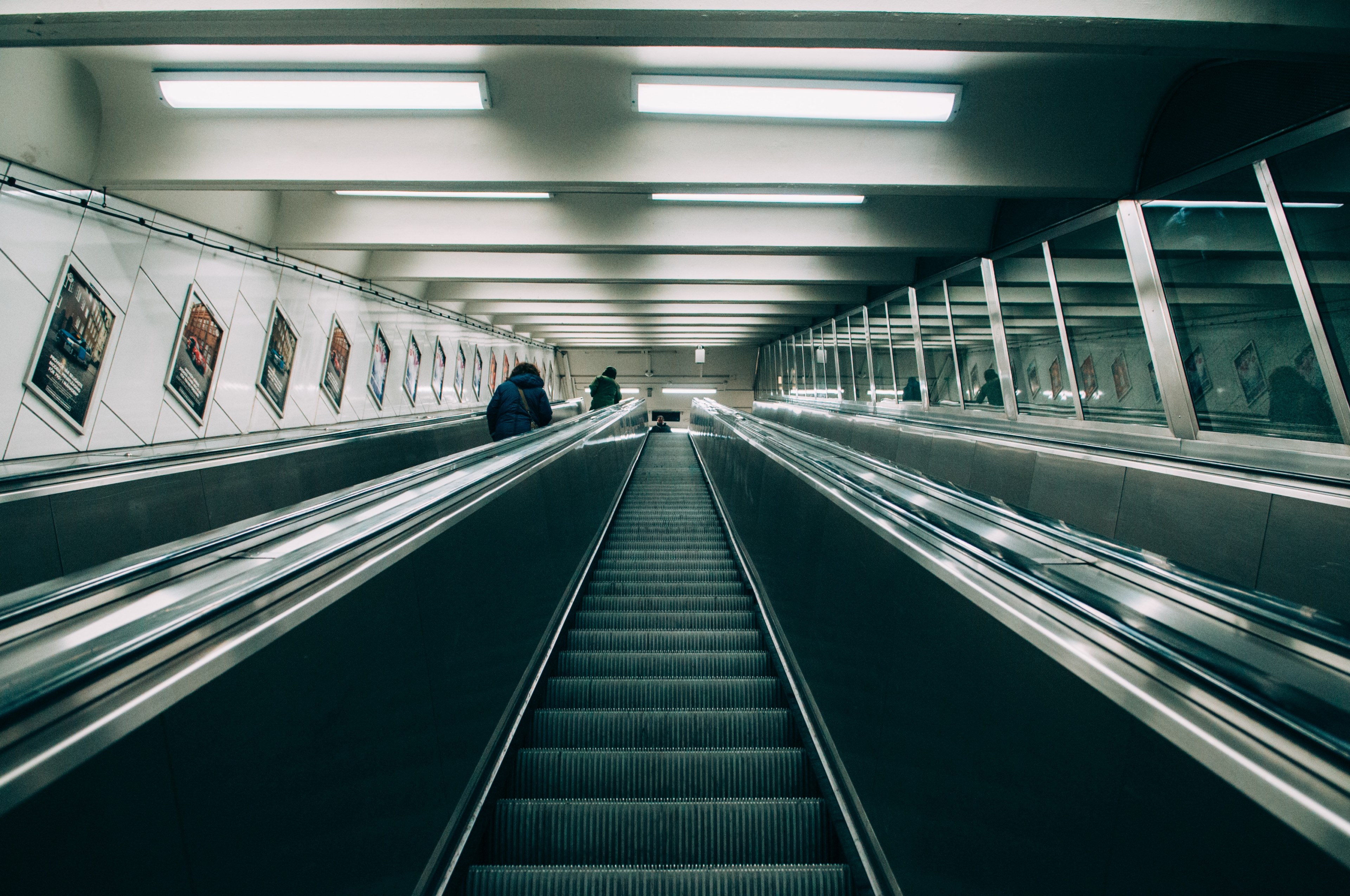 ascending steep escalator in stockholm station with posters along the wall and flourescent lights overhead, steep escalator ascent 4k, HD Wallpaper