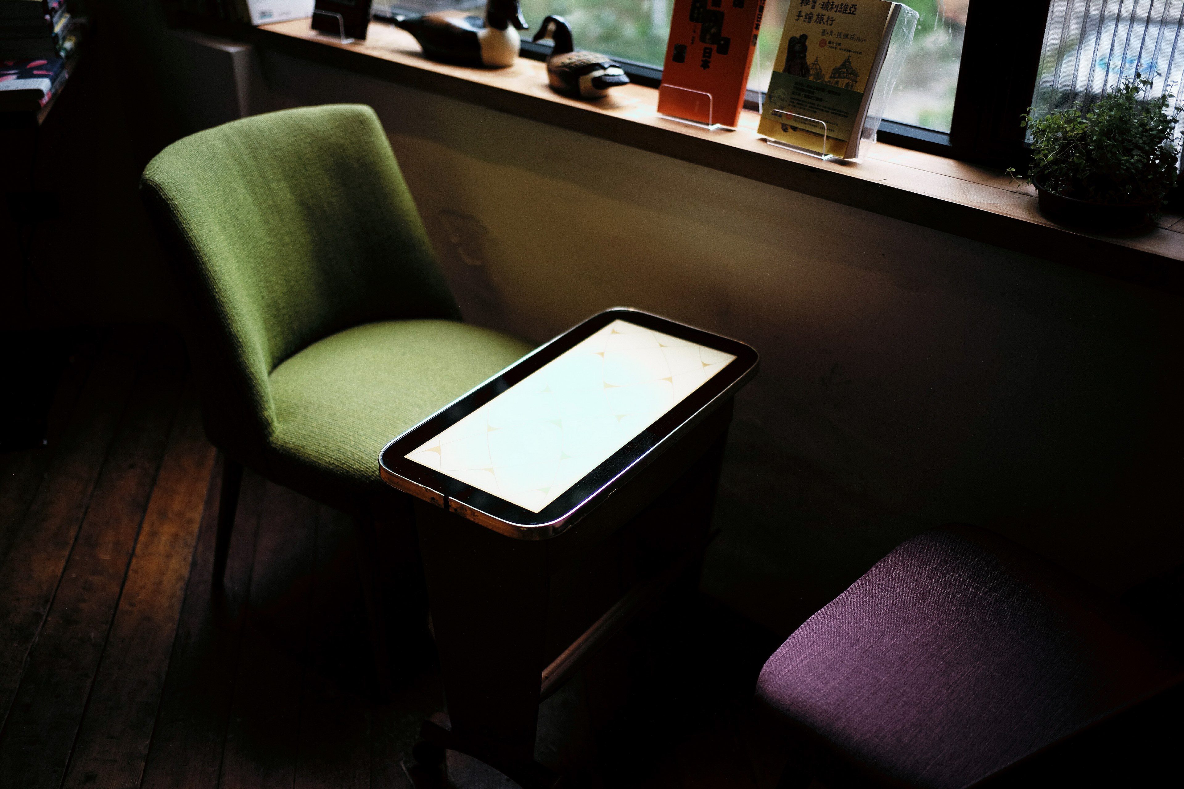 a small coffee table with two chairs by a window, coffee shop 4k, HD Wallpaper