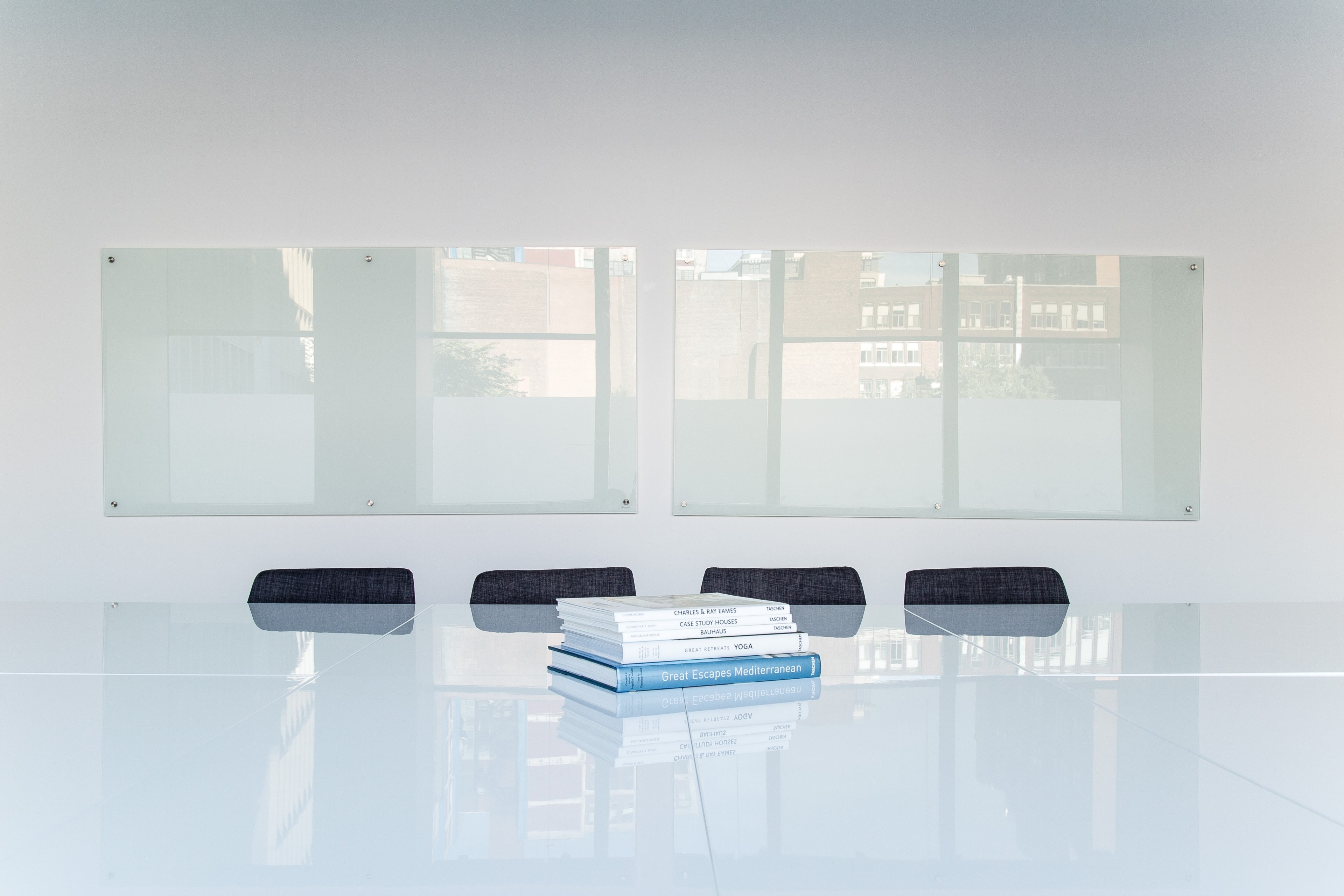 a stack of books on a glossy table in an office meeting space, books in a meeting space 4k, HD Wallpaper